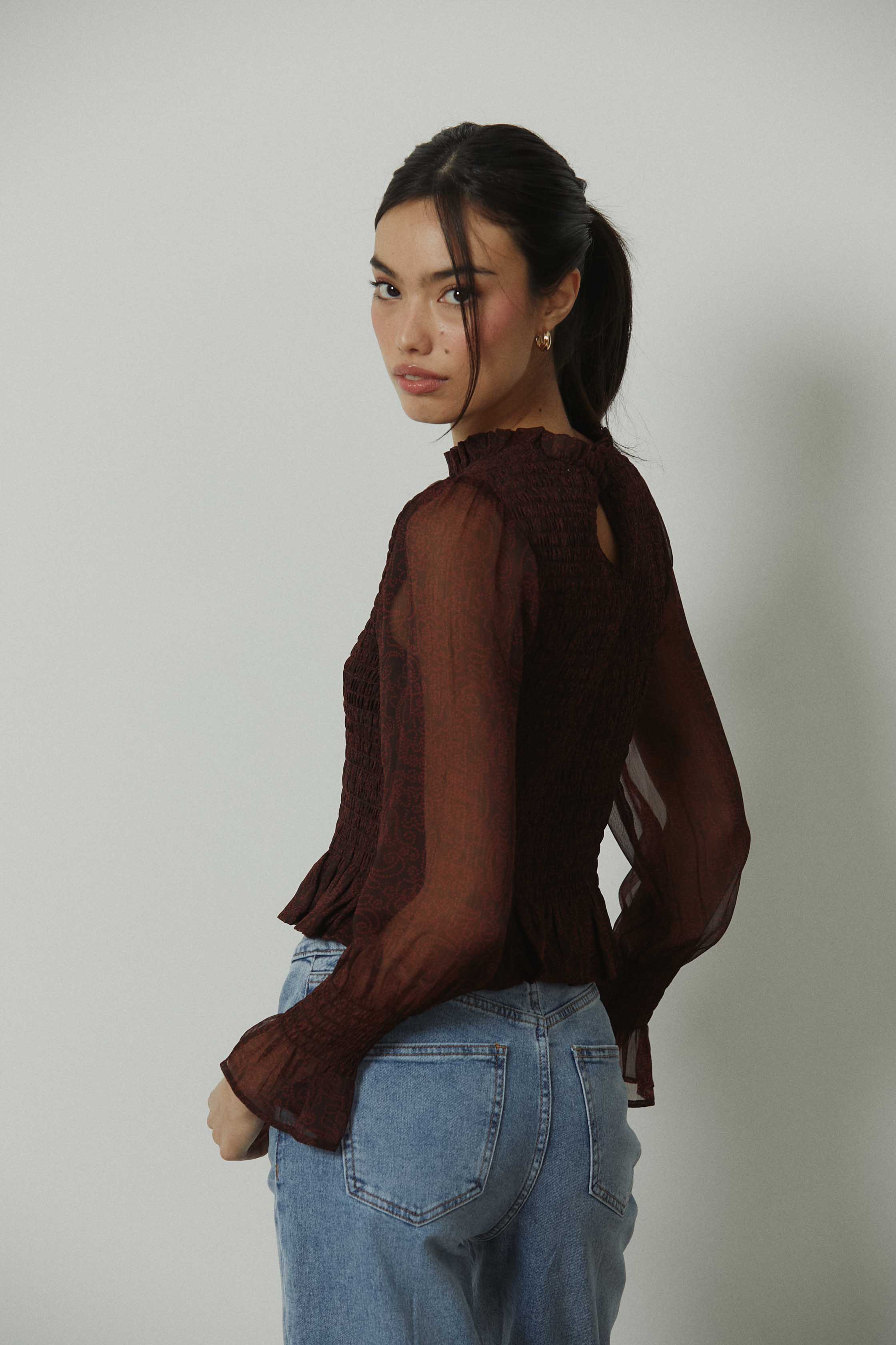 Top gomas estampado paisley marrón