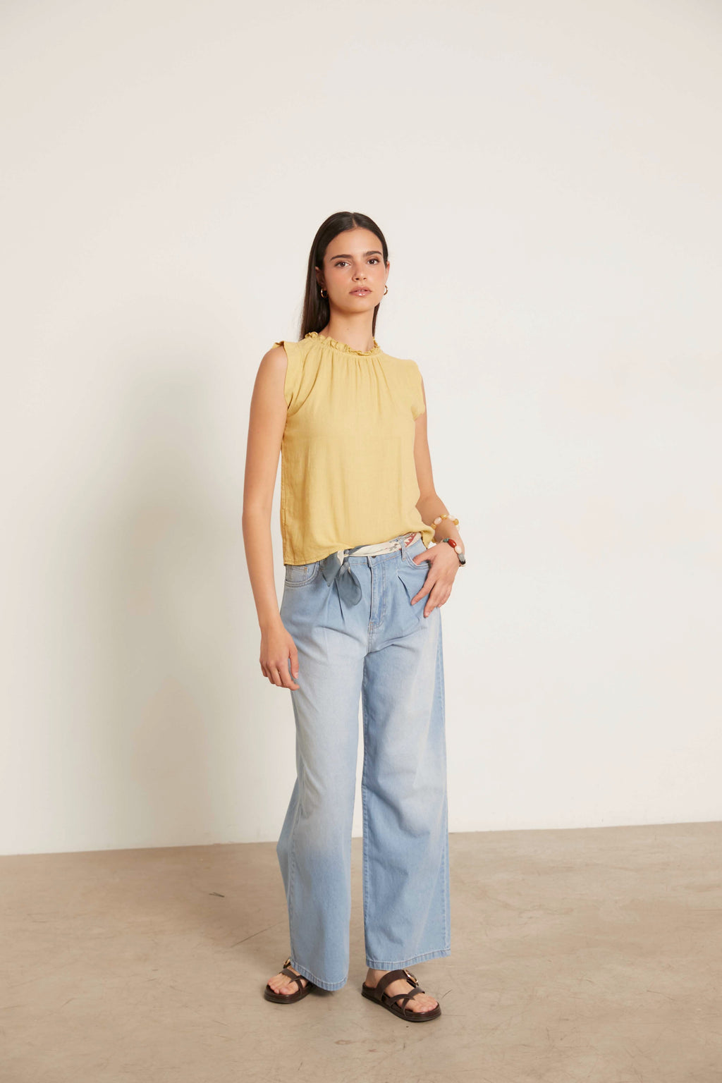 Top lino sin mangas cuello volante amarillo