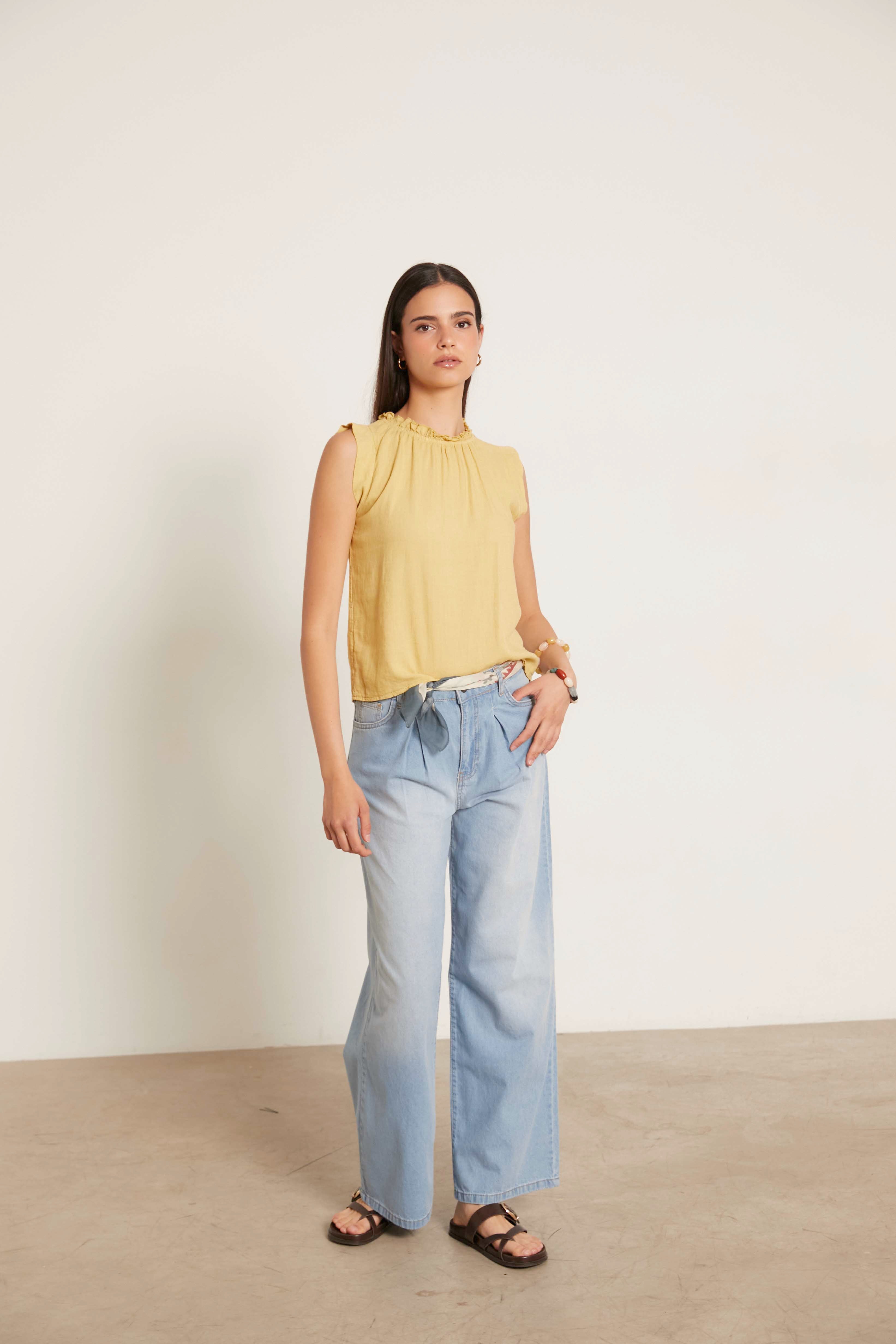 Top lino sin mangas cuello volante amarillo