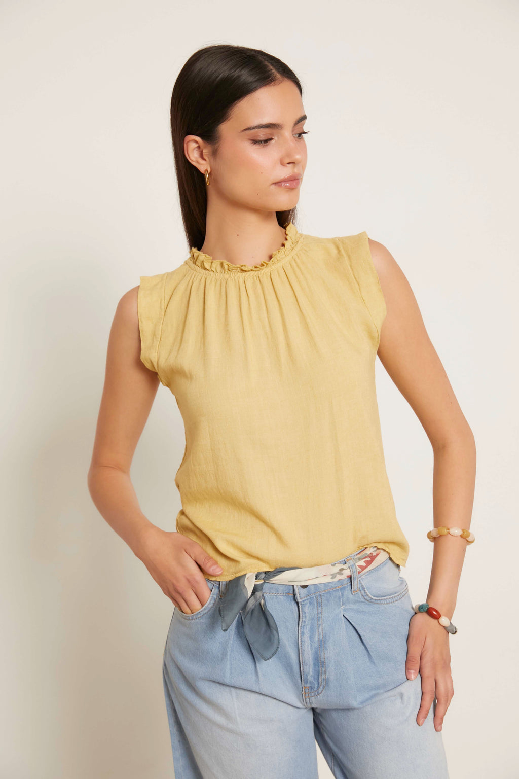 Top lino sin mangas cuello volante amarillo
