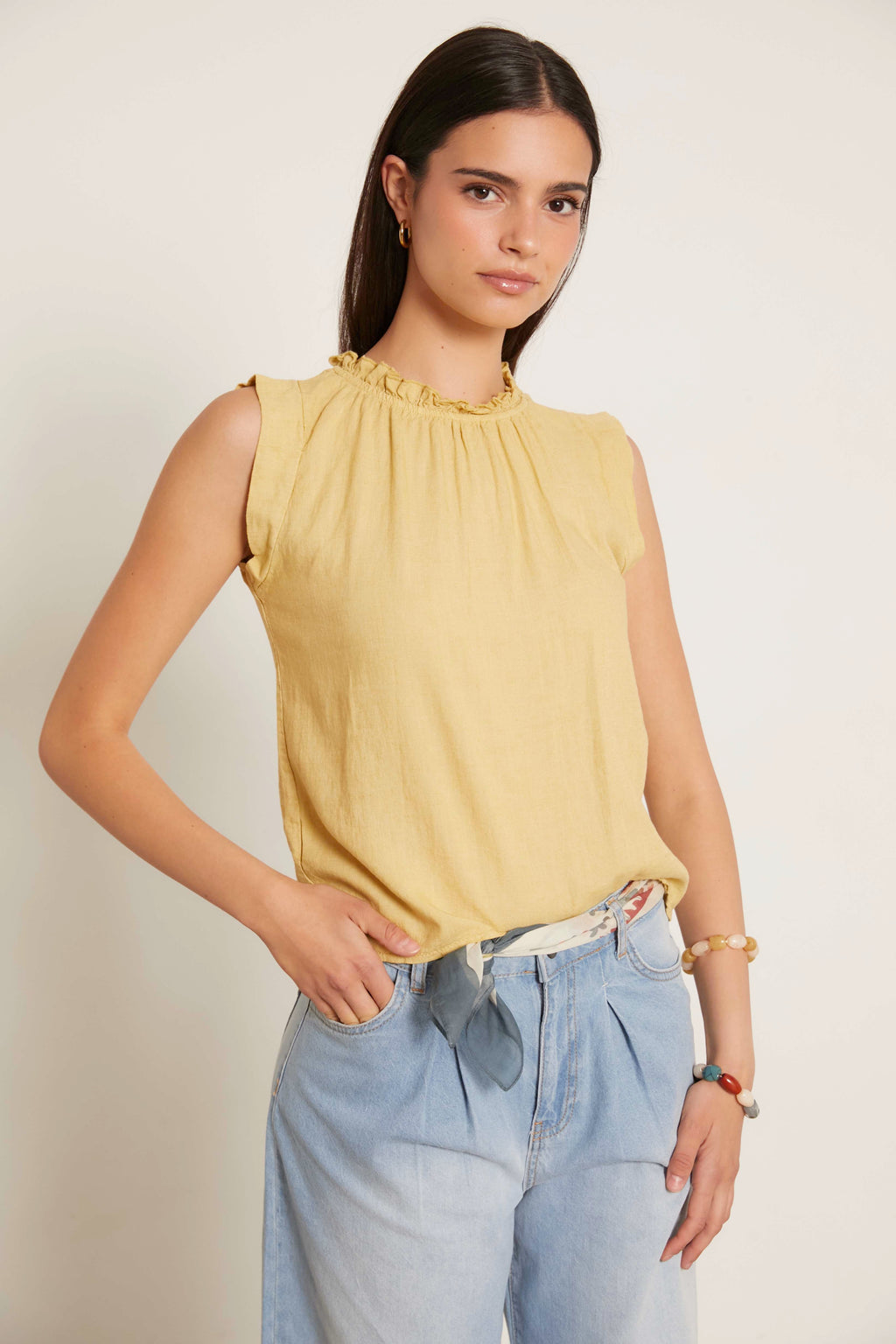 Top lino sin mangas cuello volante amarillo