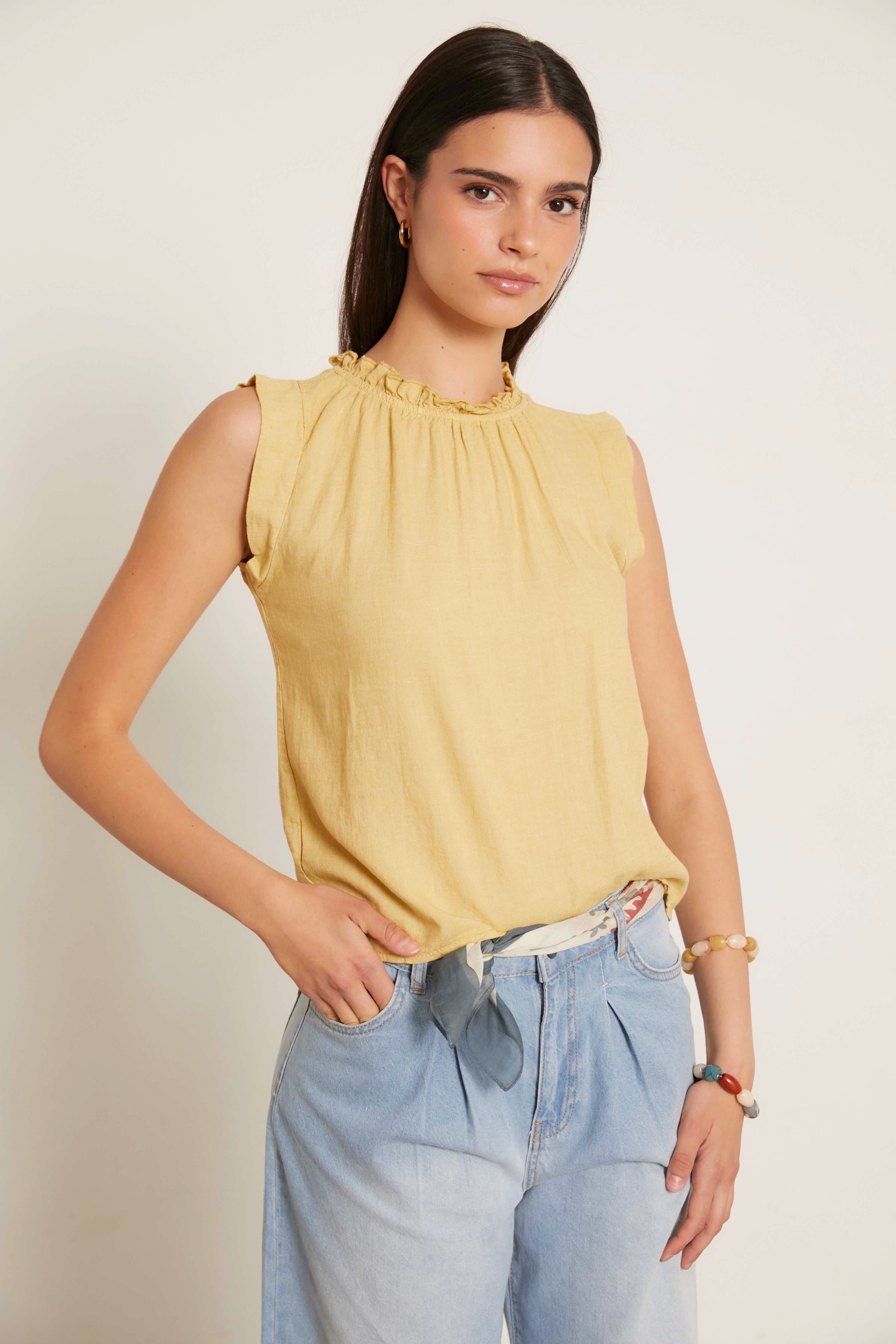 Top lino sin mangas cuello volante amarillo