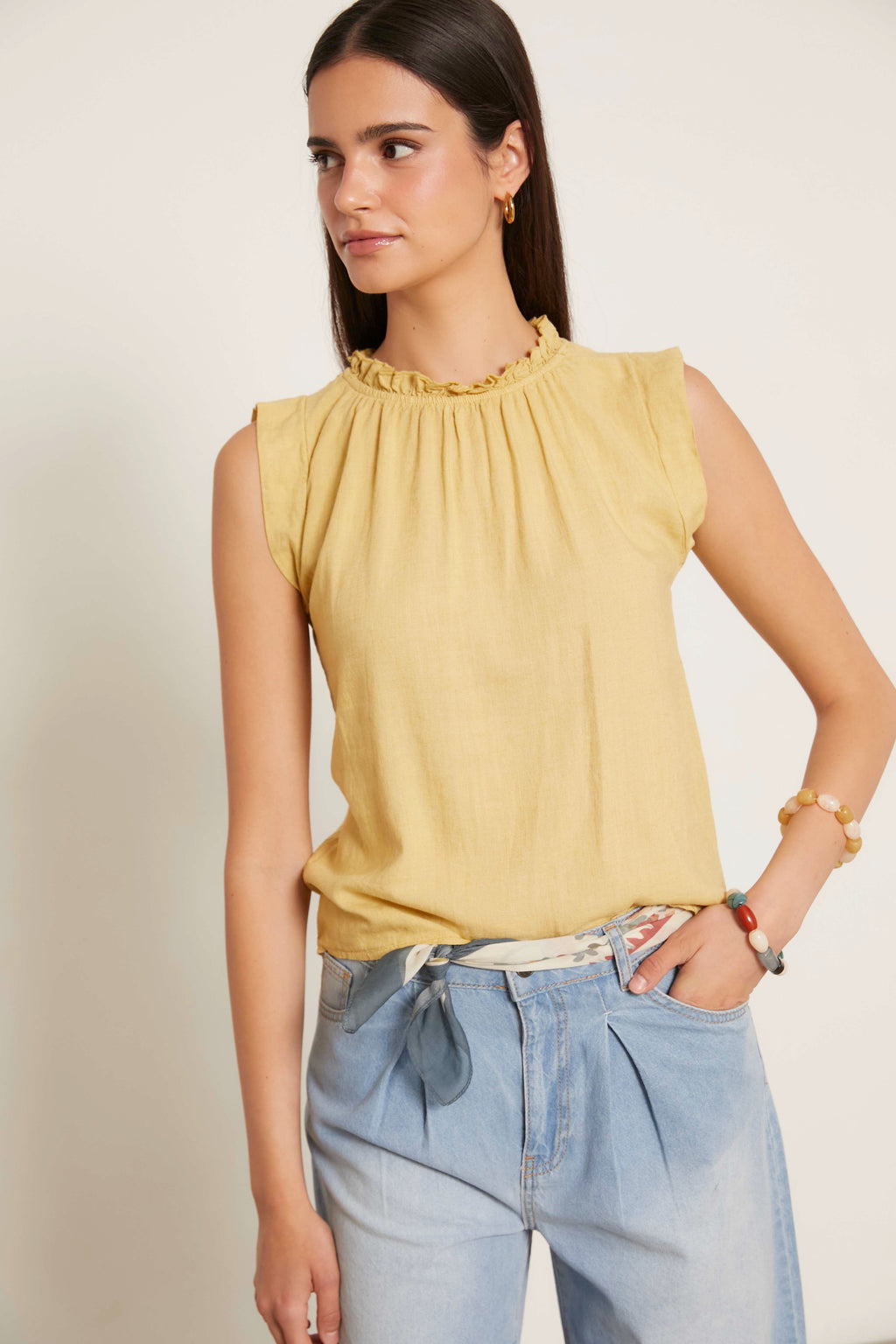 Top lino sin mangas cuello volante amarillo