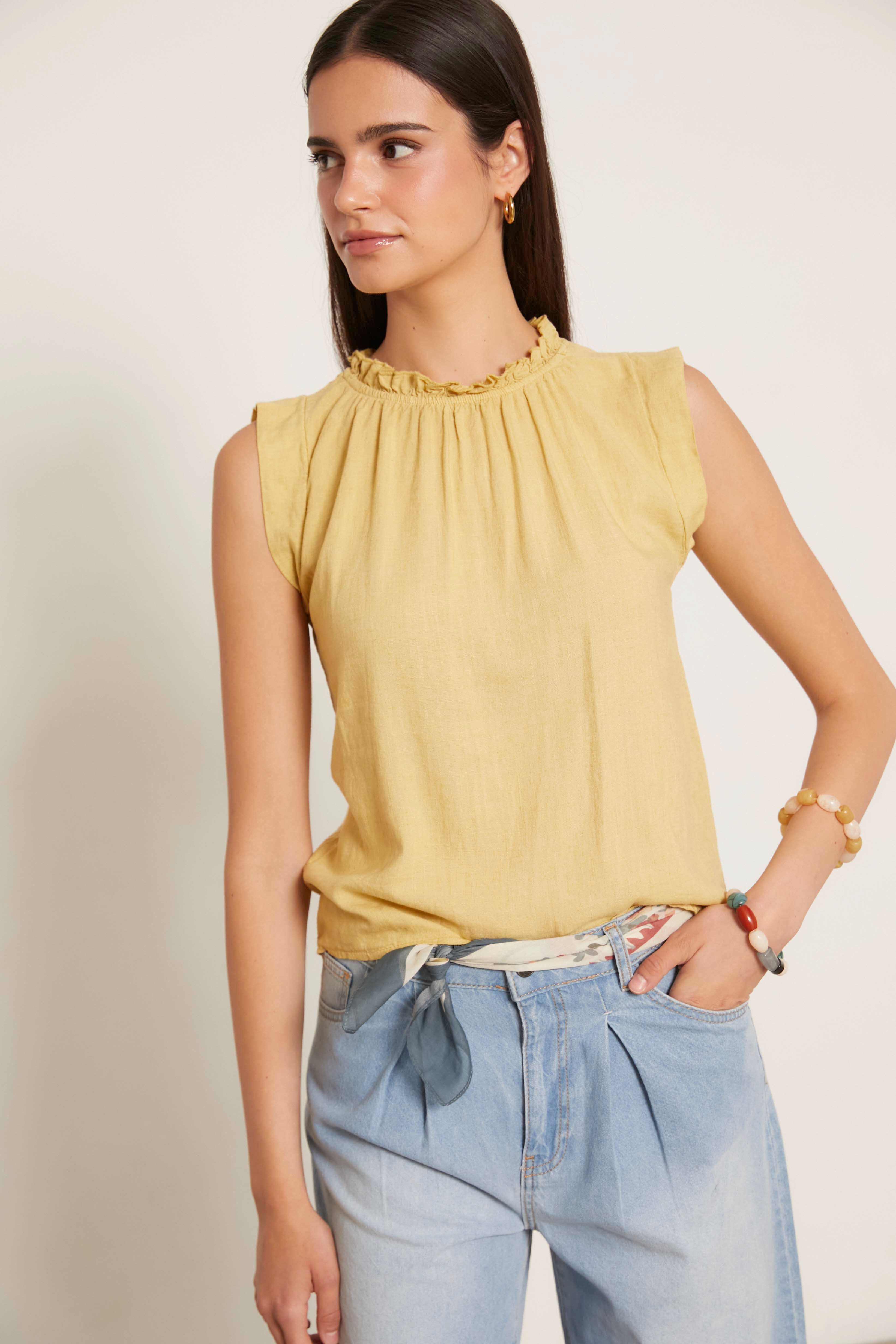 Top lino sin mangas cuello volante amarillo