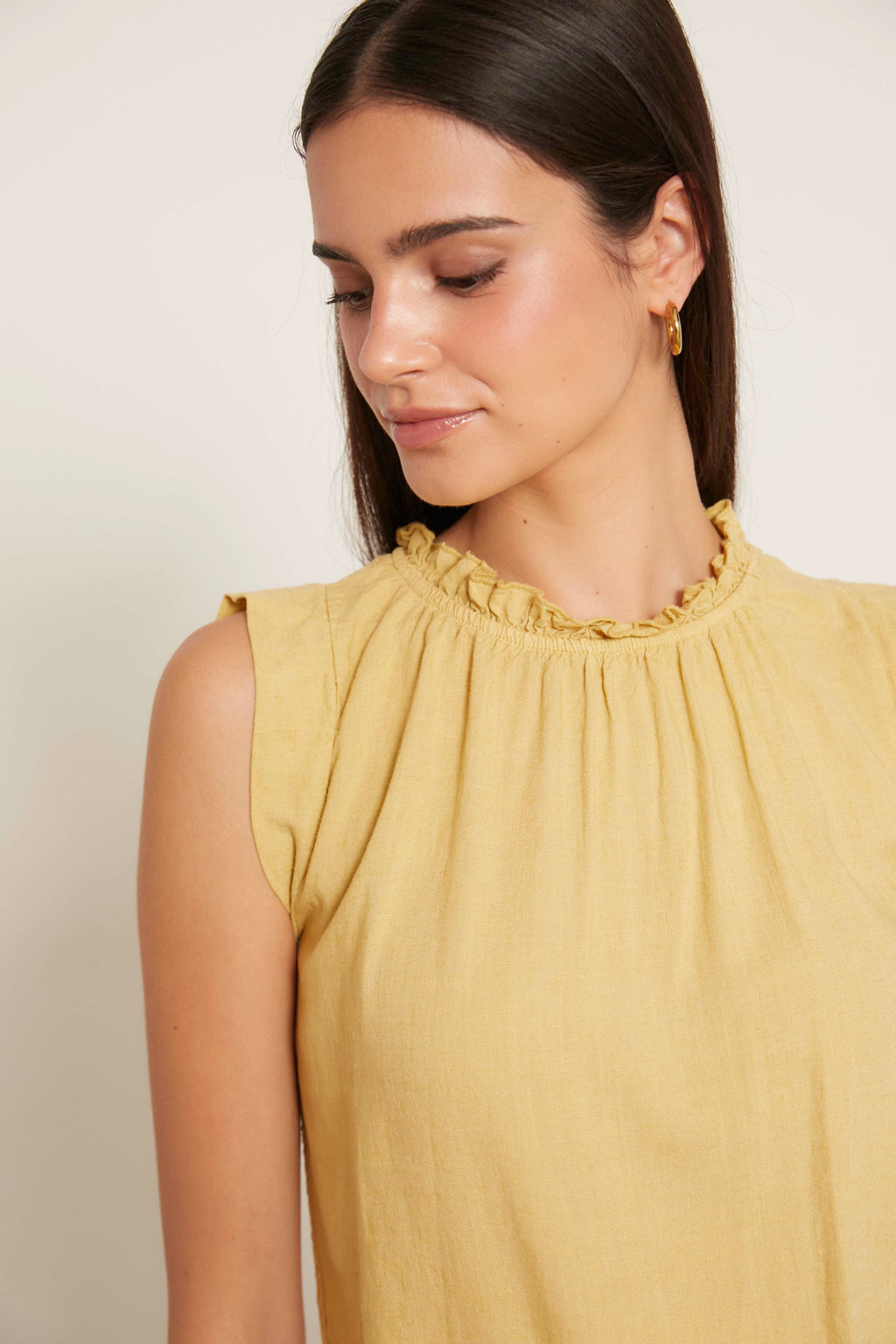 Top lino sin mangas cuello volante amarillo