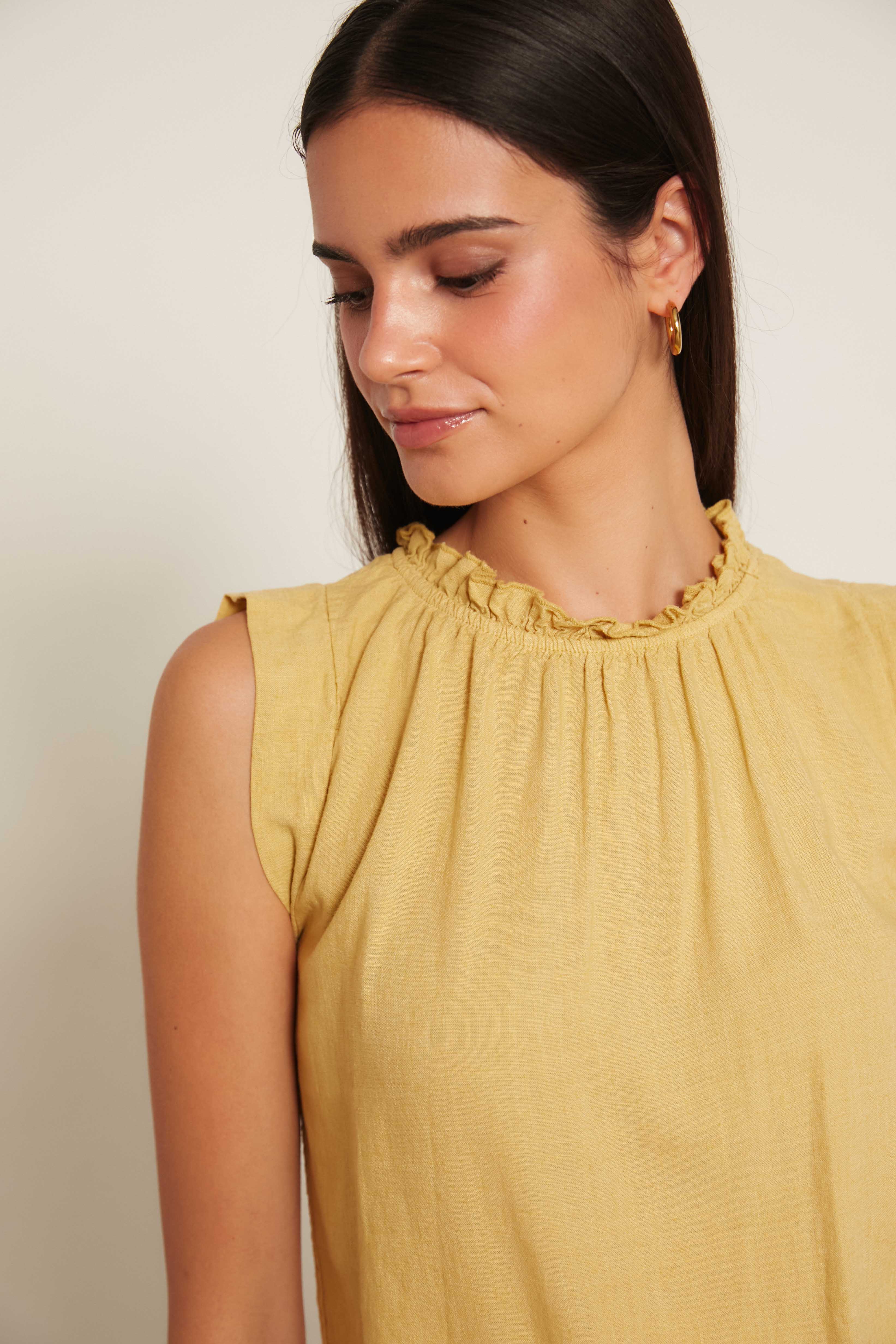Top lino sin mangas cuello volante amarillo