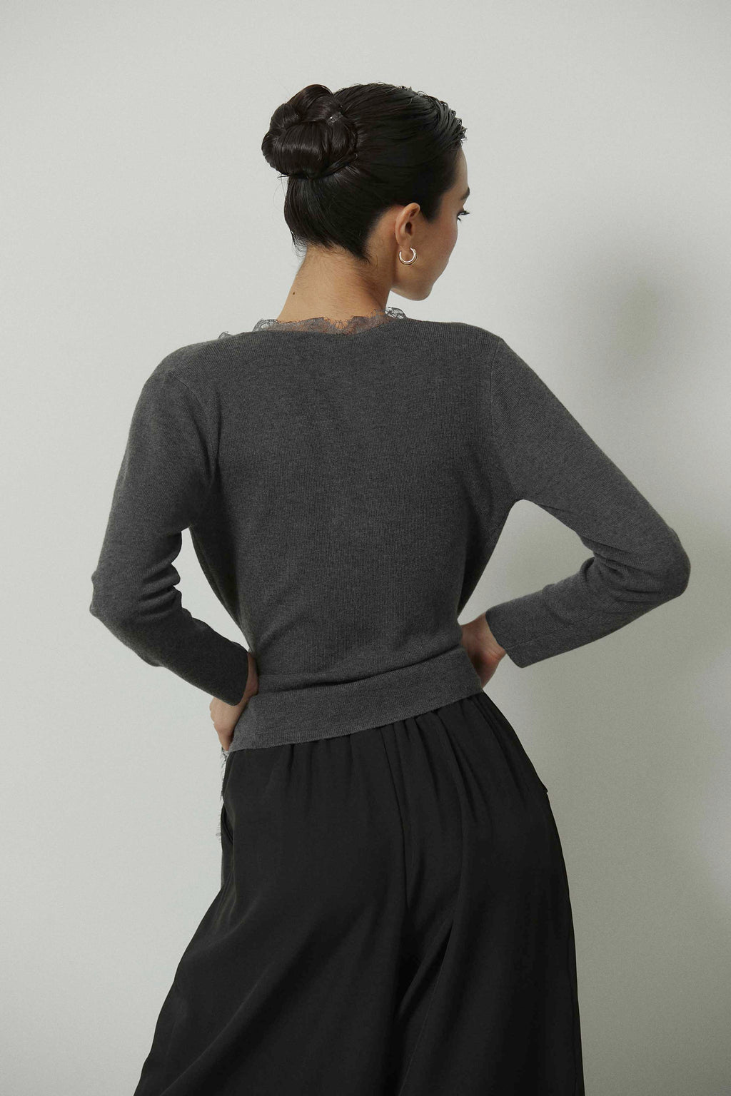 Top punto cruzado con encaje gris