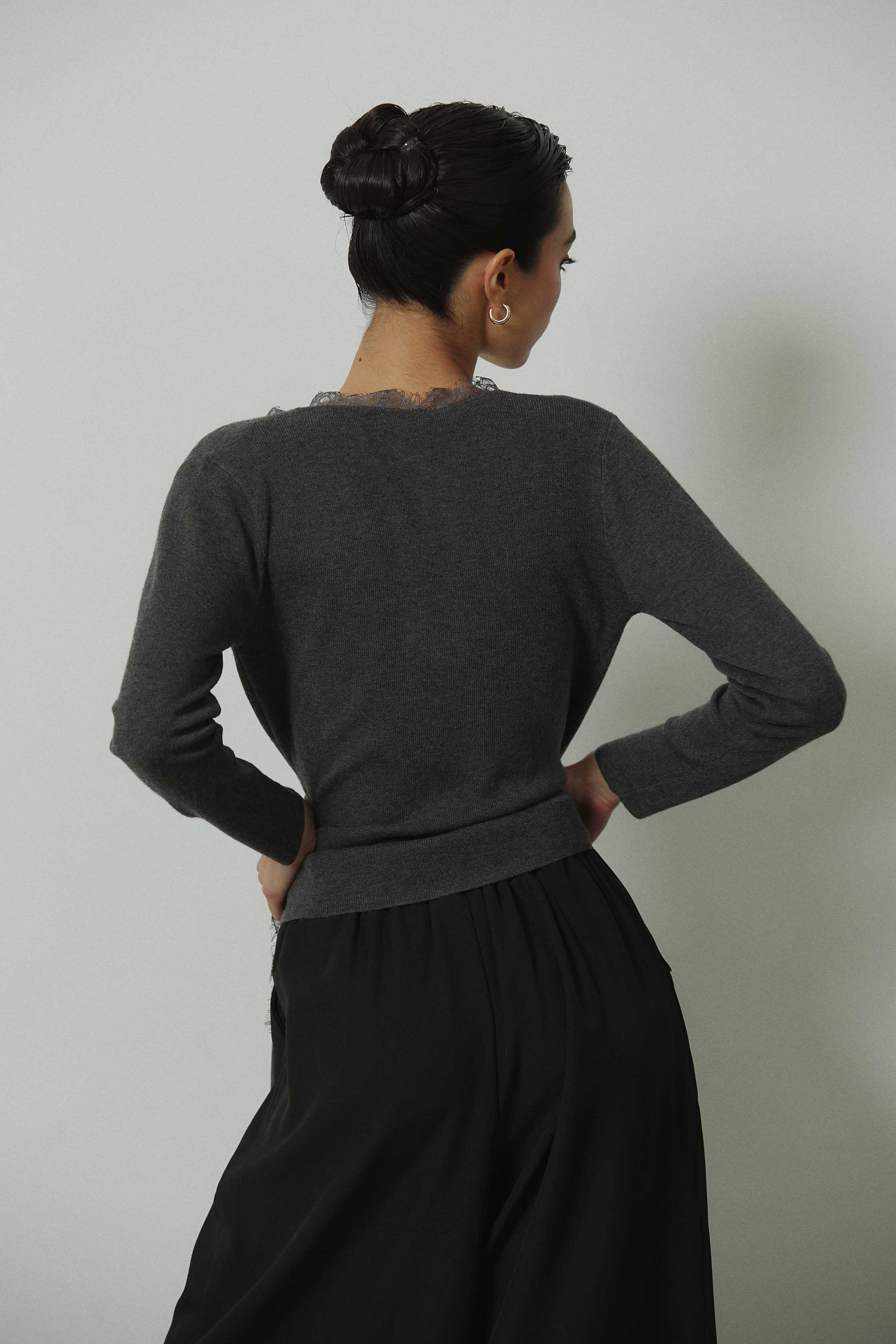 Top punto cruzado con encaje gris