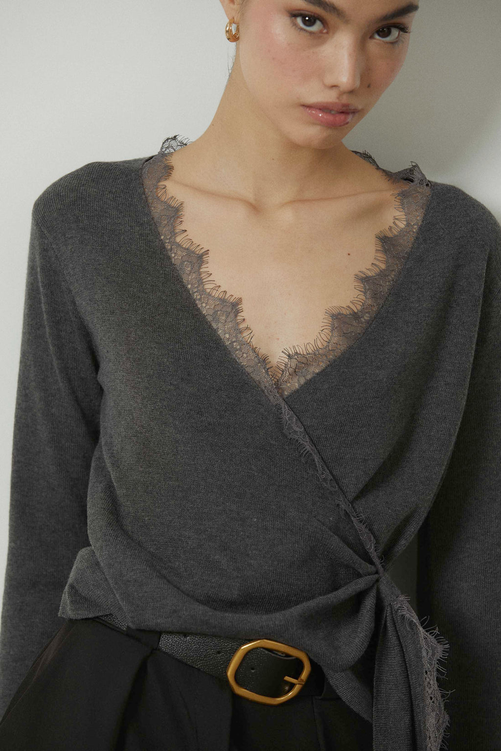 Top punto cruzado con encaje gris