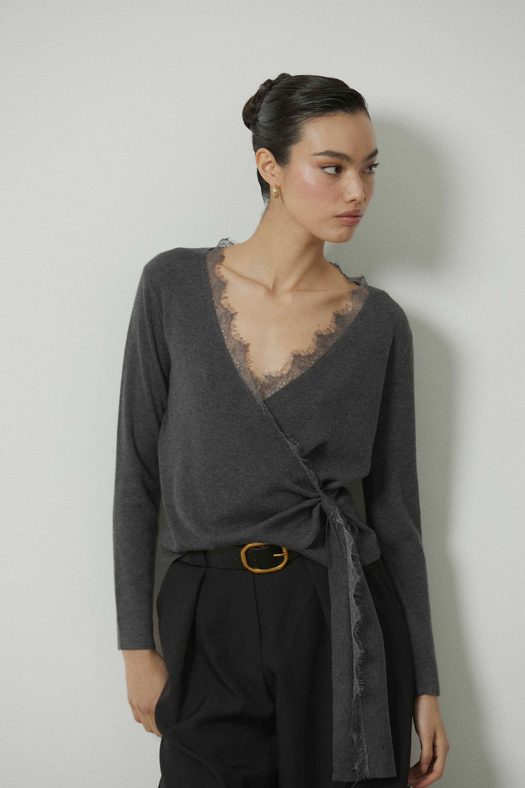 Top punto cruzado con encaje gris