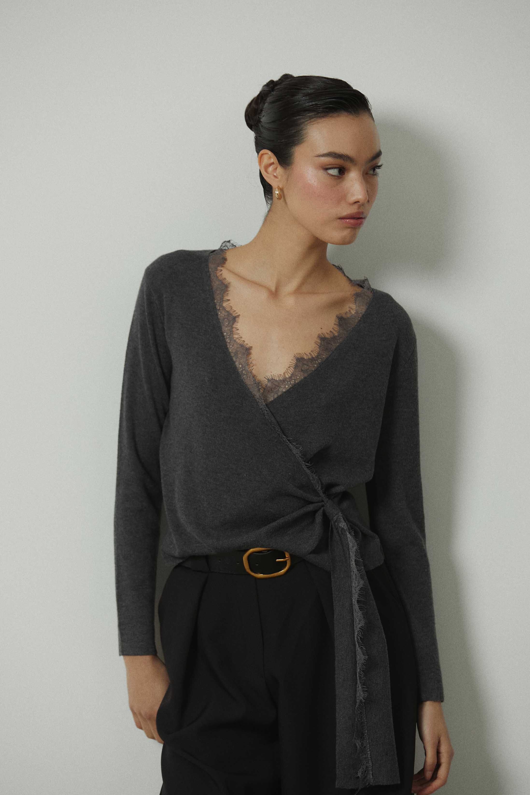 Top punto cruzado con encaje gris