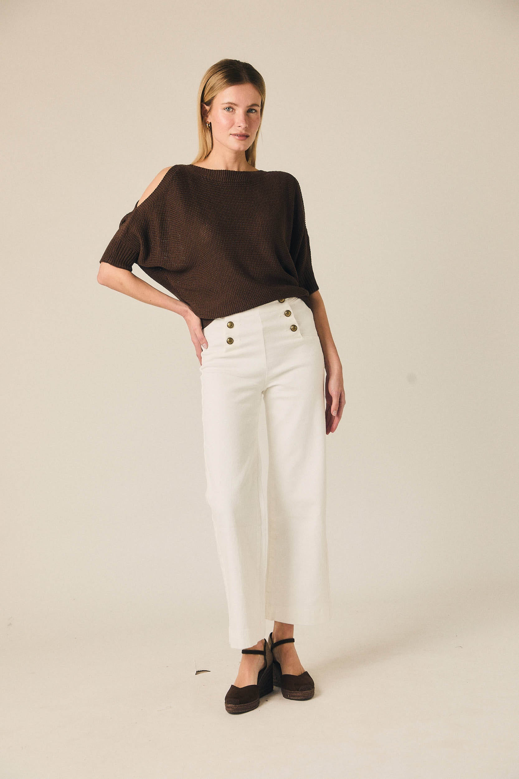 Top de punto cut out marrón