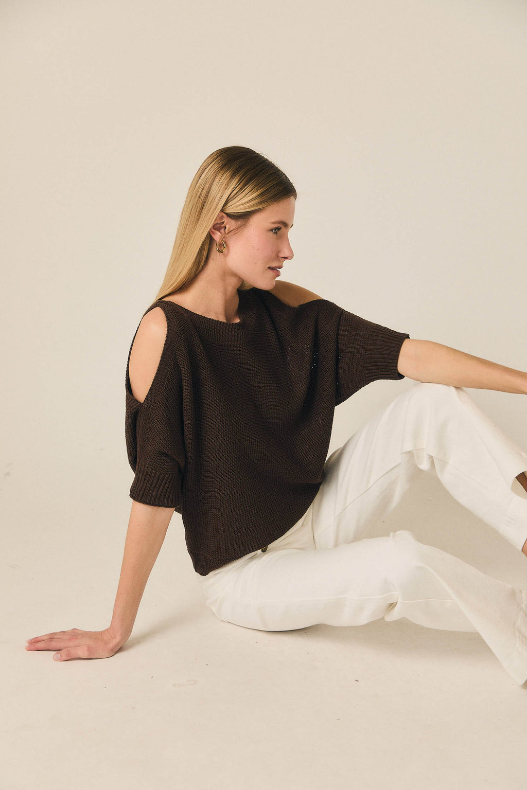 Top de punto cut out marrón