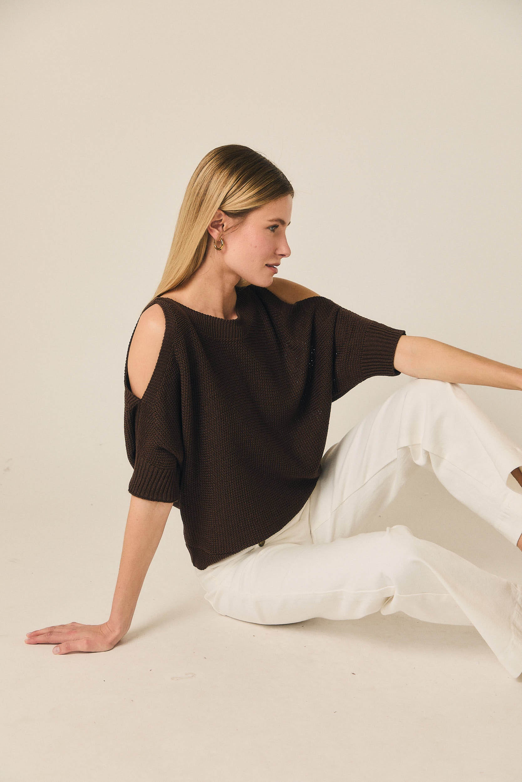 Top de punto cut out marrón