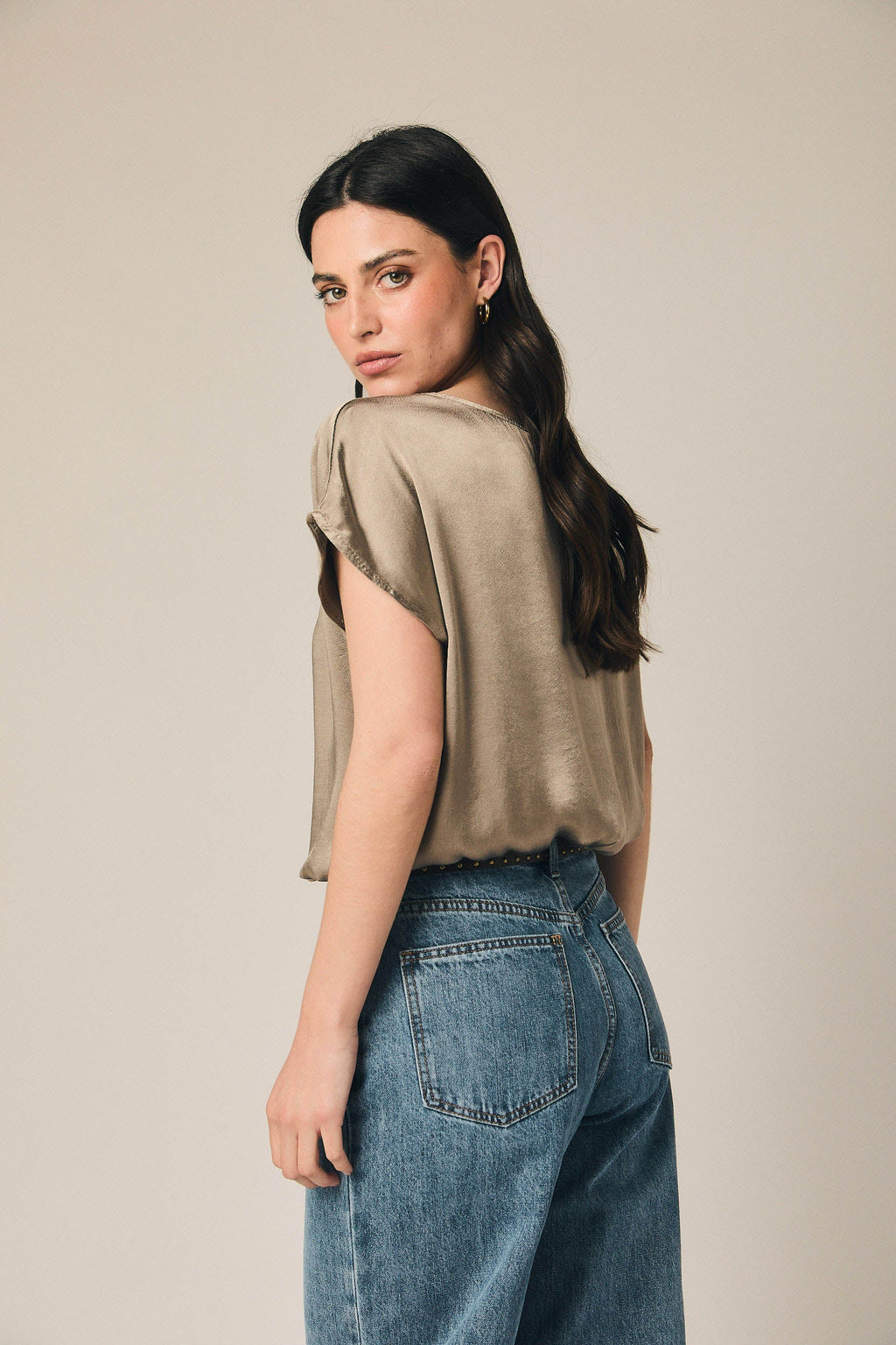 Camiseta raso con cordón topo