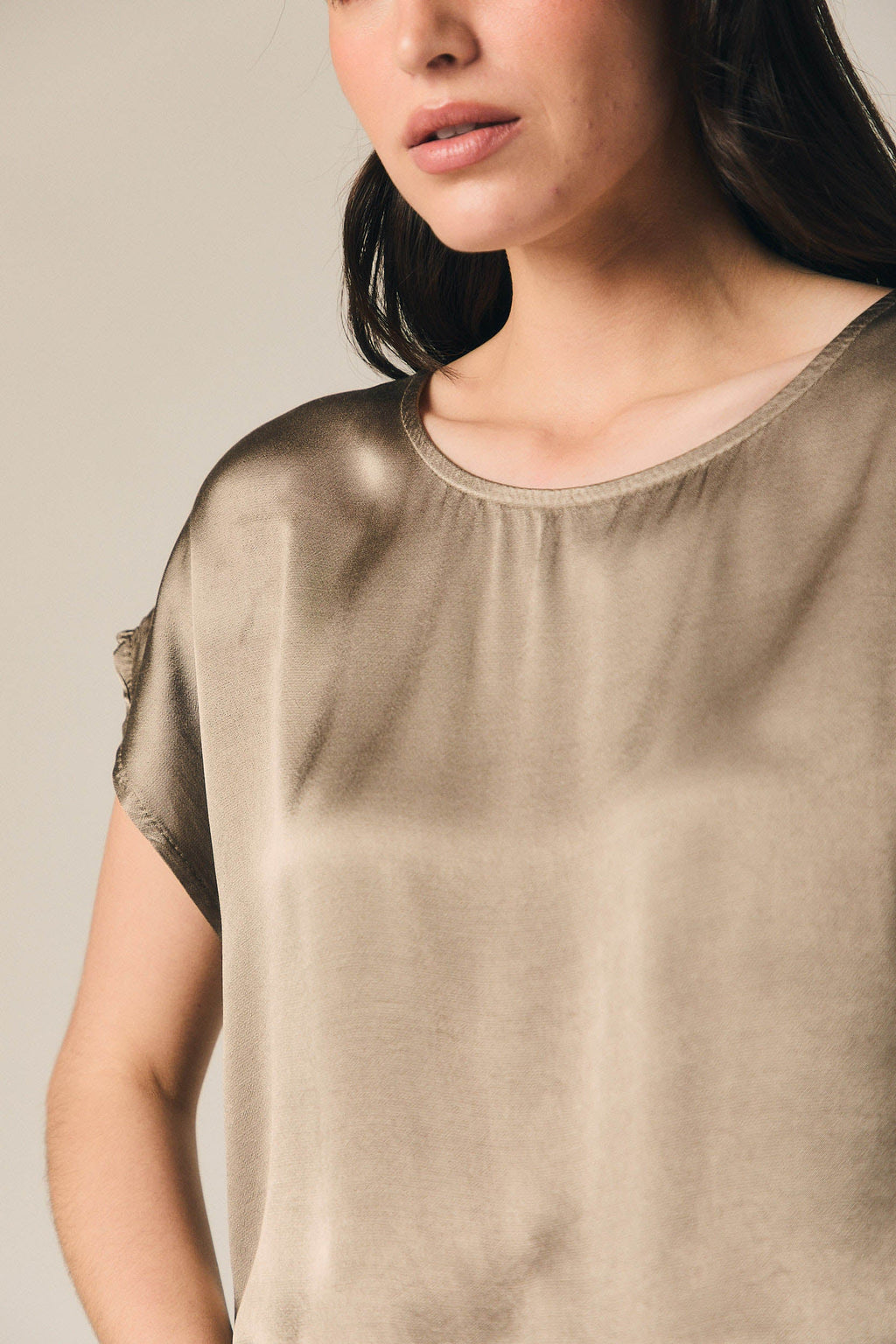Camiseta raso con cordón topo