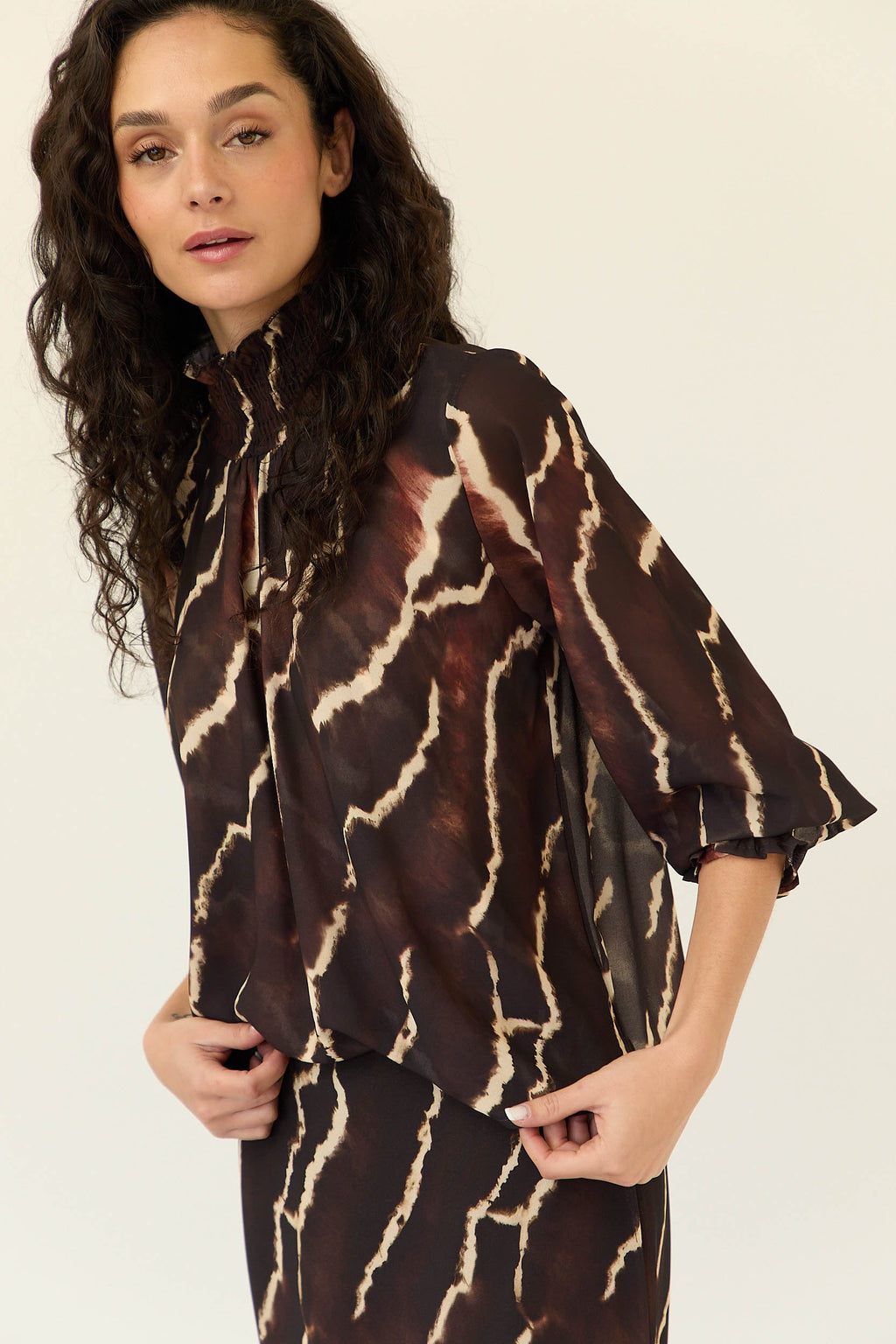 Top gasa maxi estampado tie dye marrón