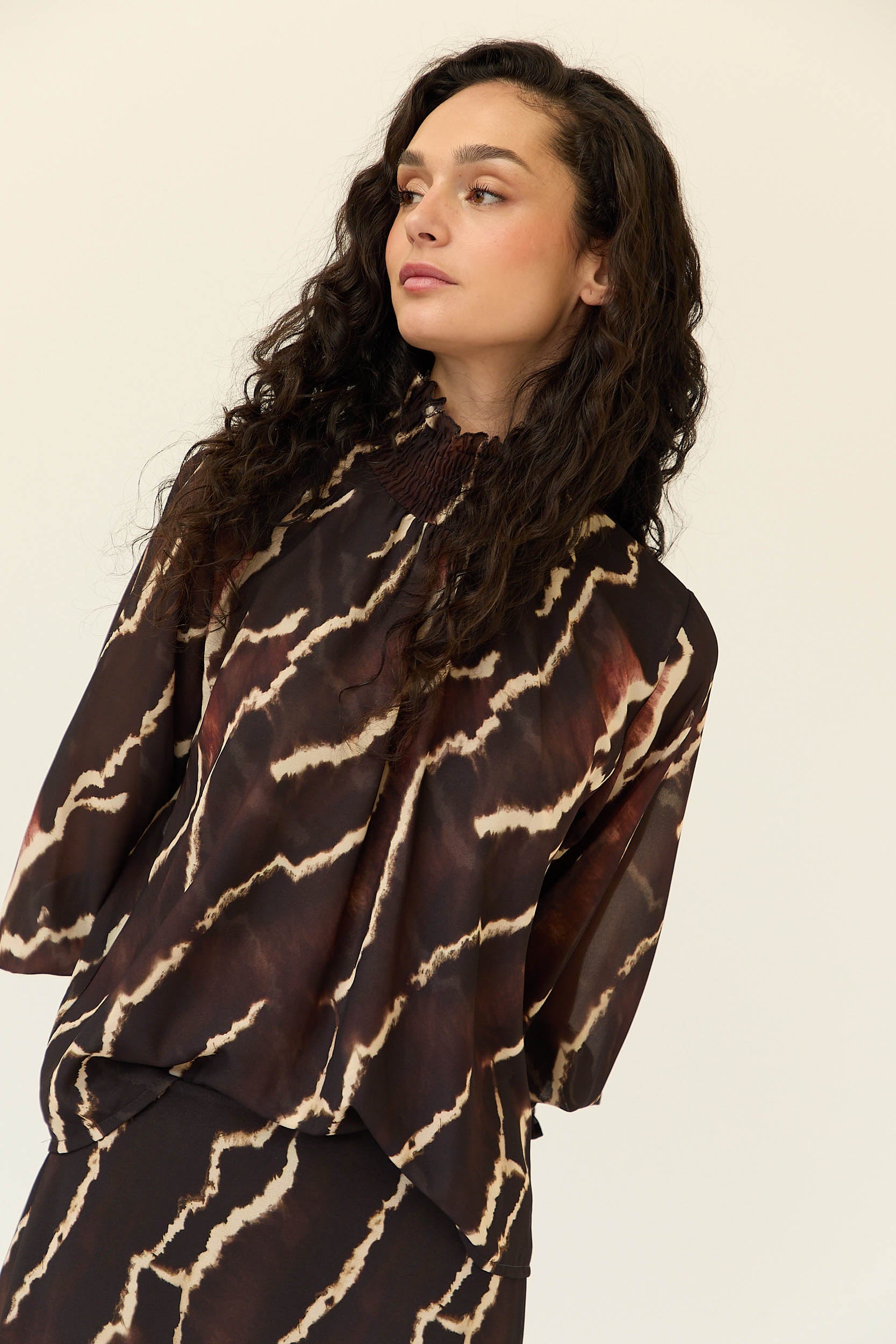 Top gasa maxi estampado tie dye marrón