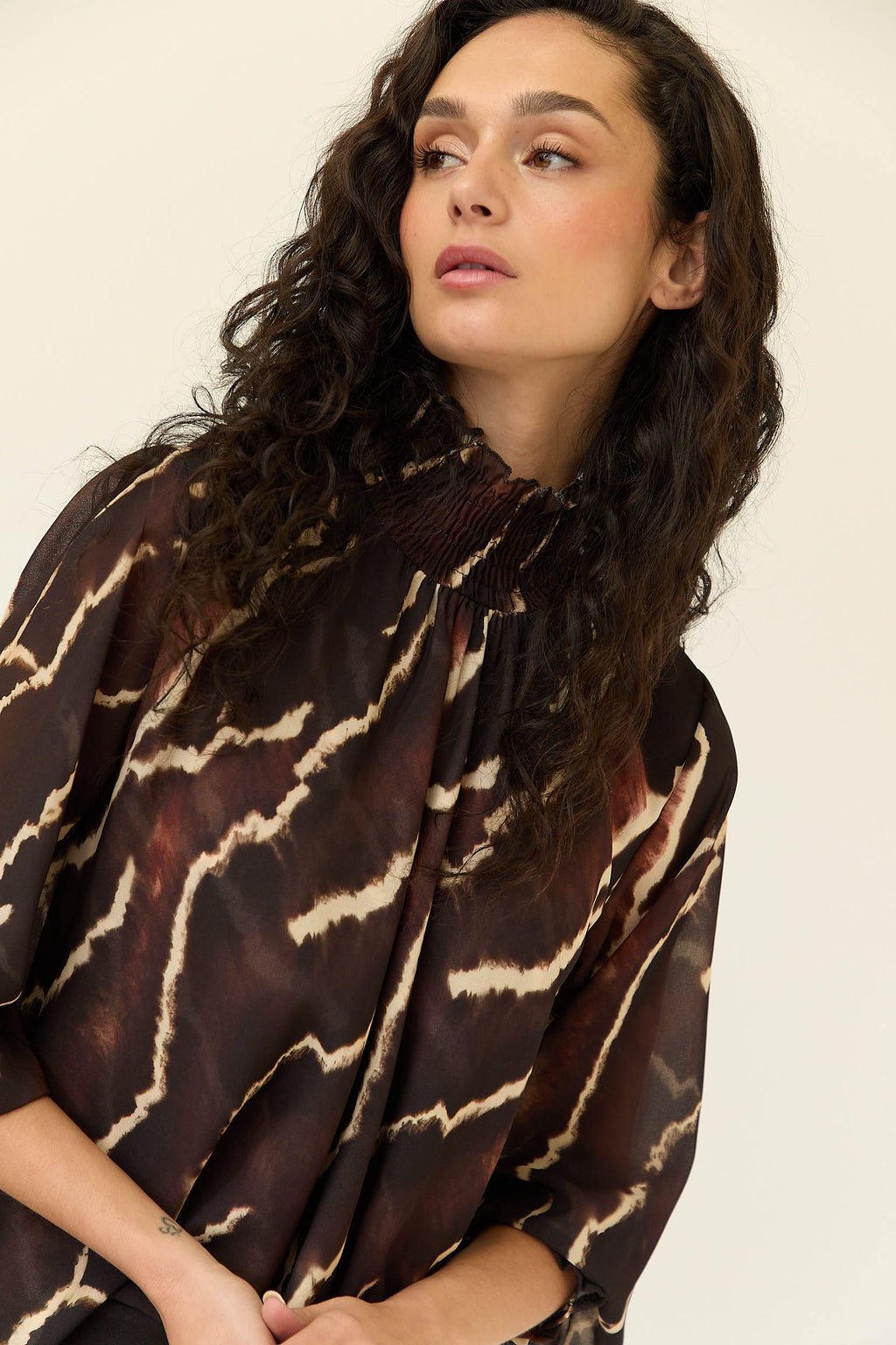 Top gasa maxi estampado tie dye marrón