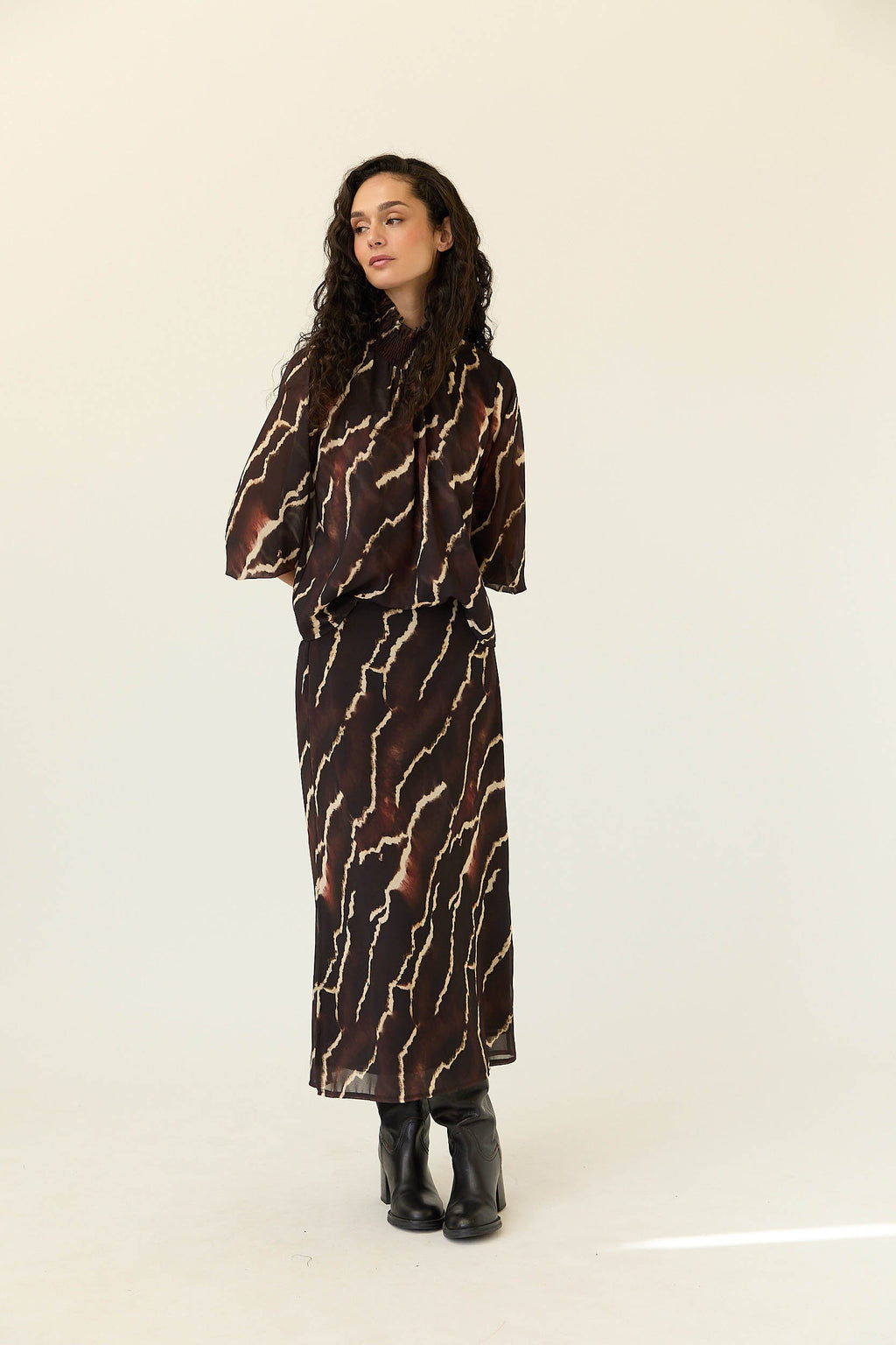 Top gasa maxi estampado tie dye marrón