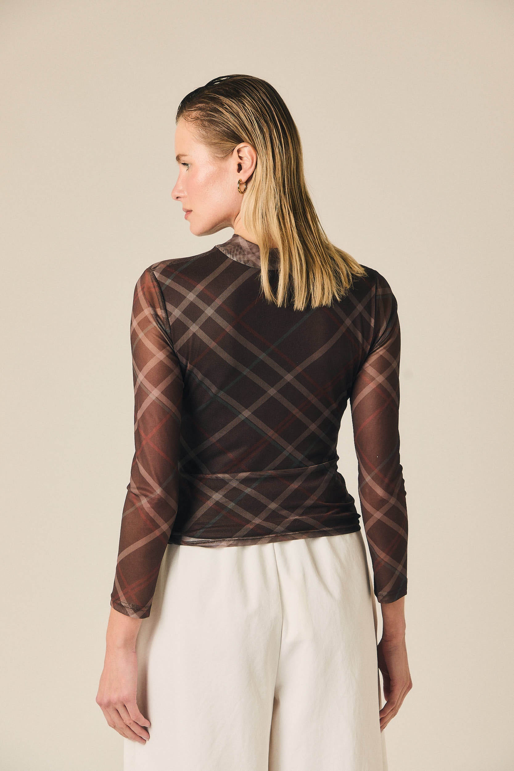 Top de tul estampado de cuadros marrón