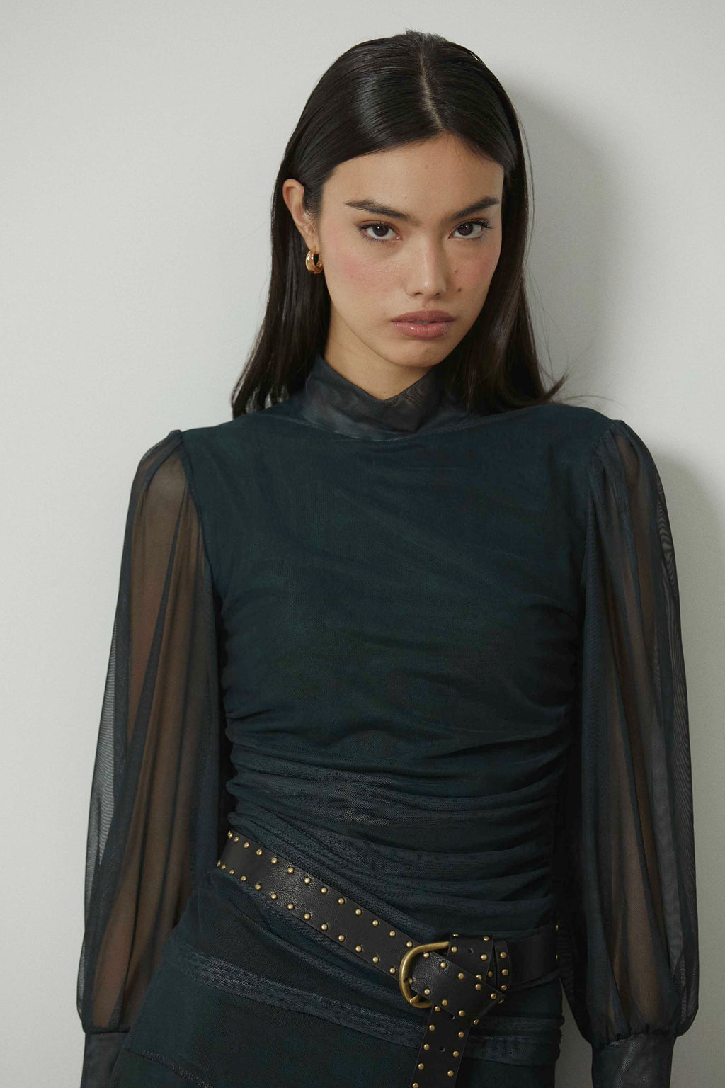 Top de tul cuello alto verde