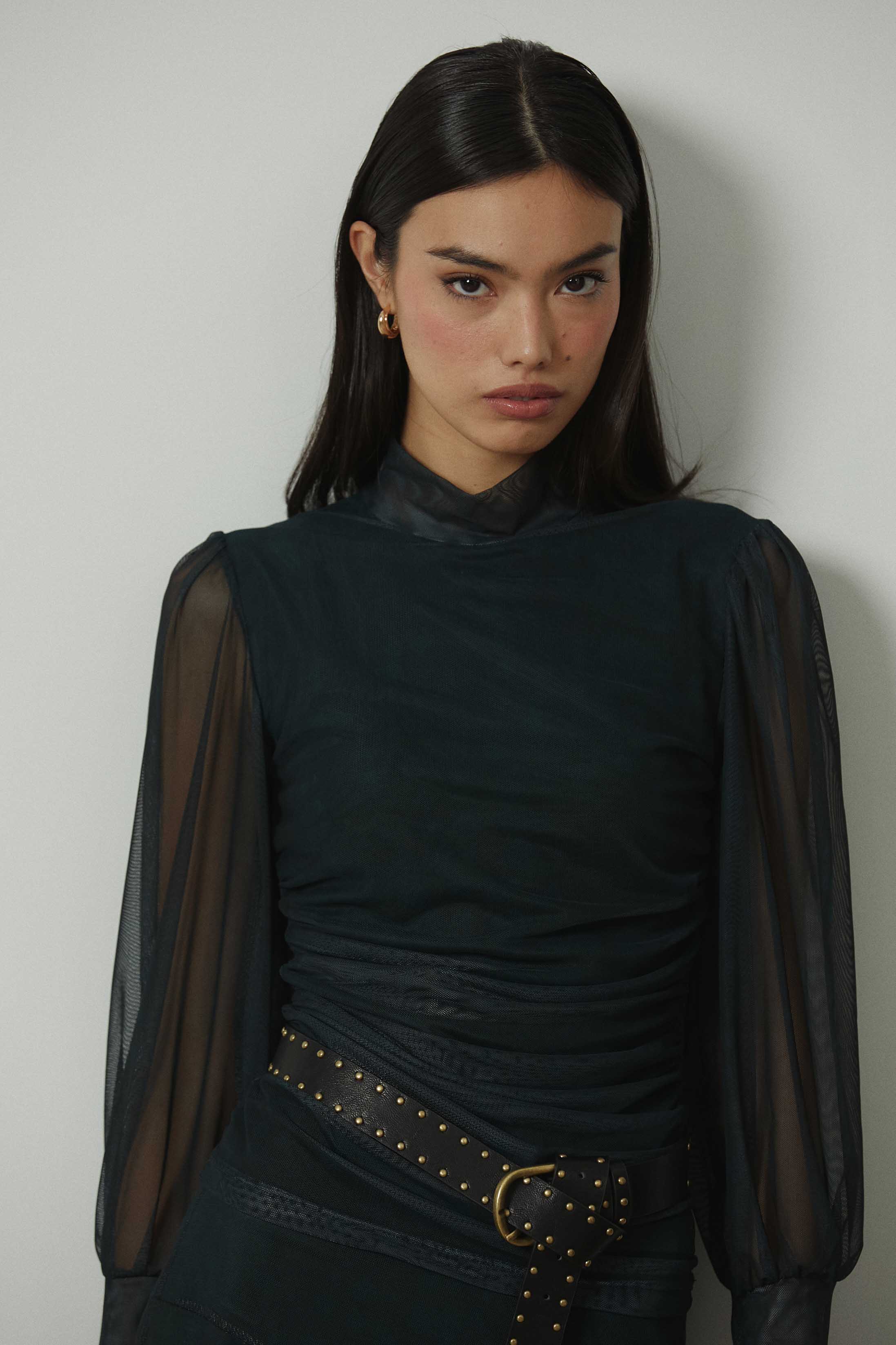 Top de tul cuello alto verde