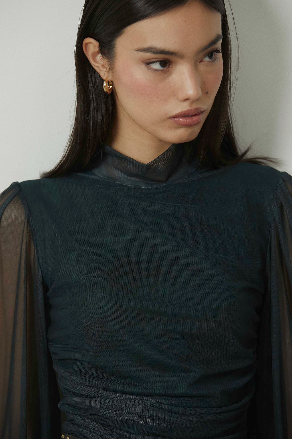 Top de tul cuello alto verde