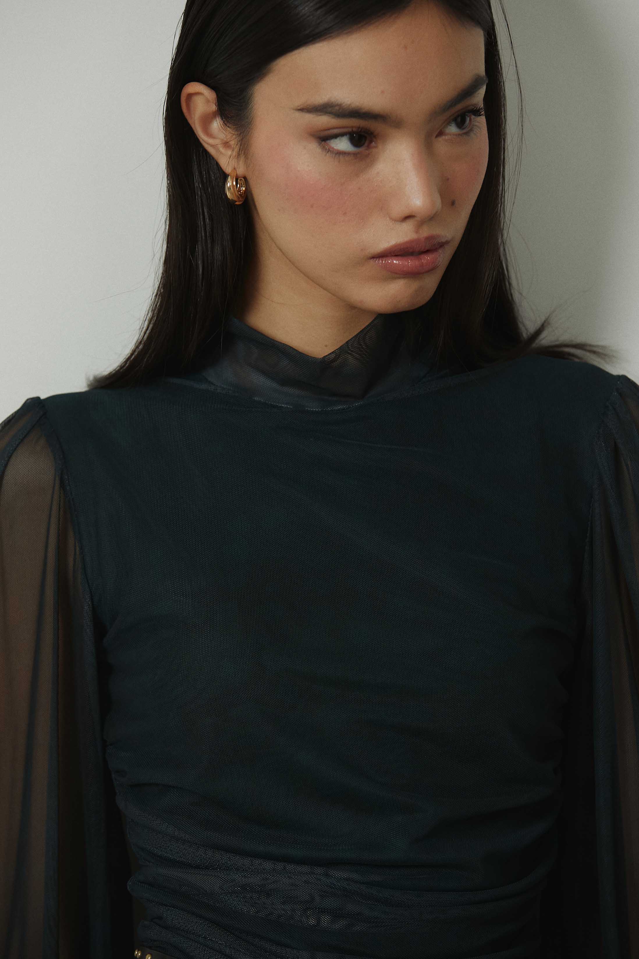 Top de tul cuello alto verde