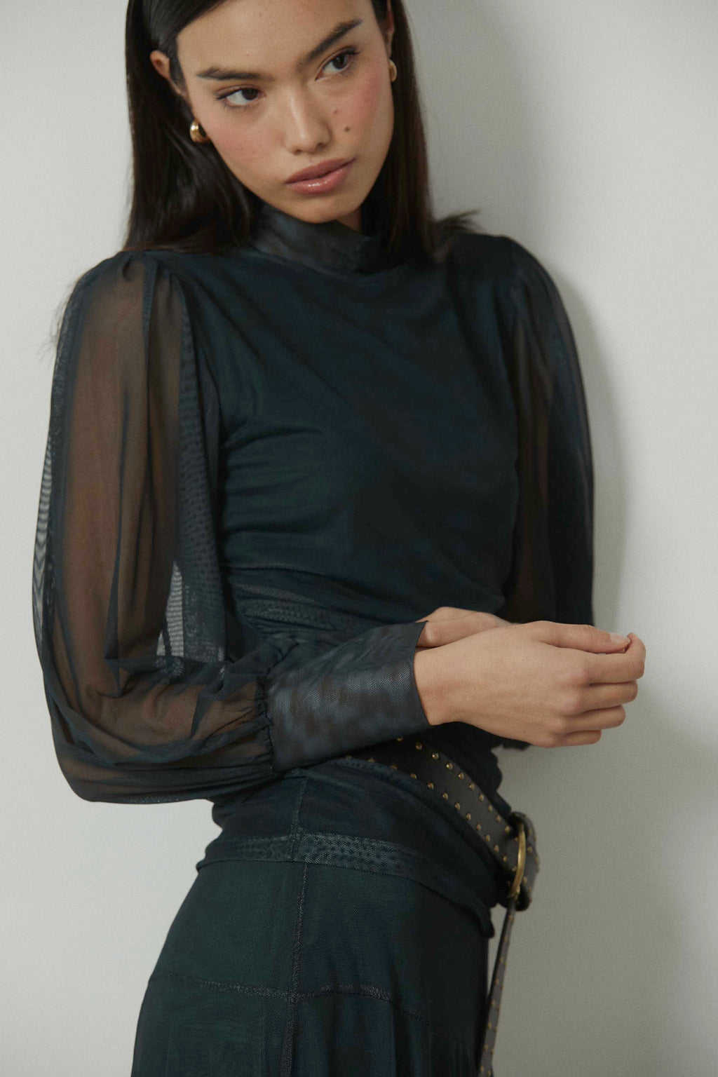 Top de tul cuello alto verde