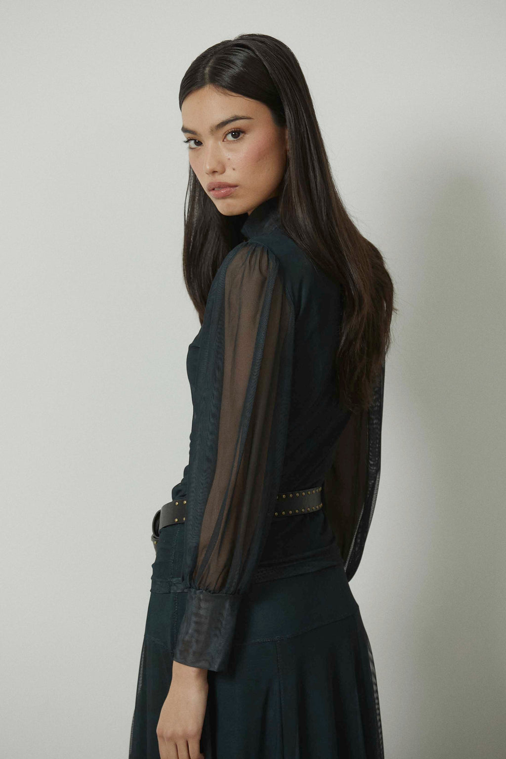 Top de tul cuello alto verde
