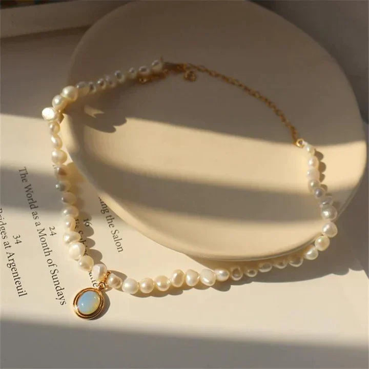 Collar de Perlas con Piedra Luna en Oro
