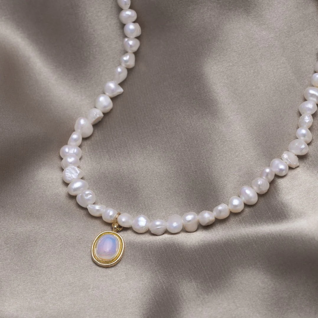 Collar de Perlas con Piedra Luna en Oro
