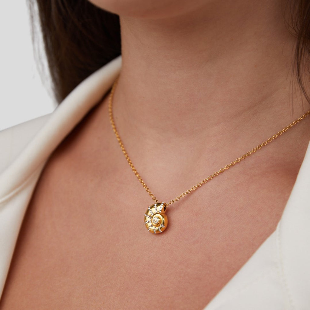 Collar con colgante de concha de cristal Luca