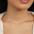 Collar de perlas blancas limpias
