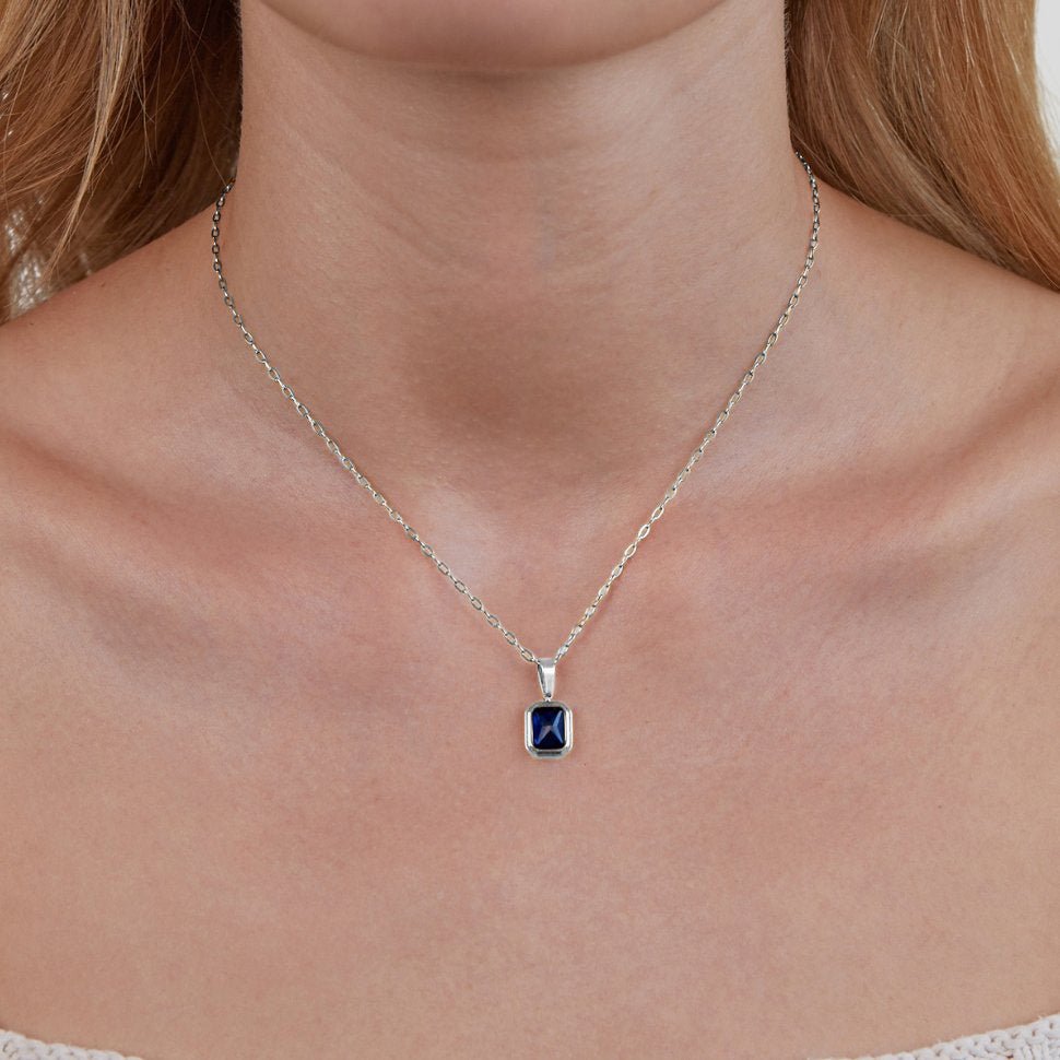 Collar de plata con colgante azul océano