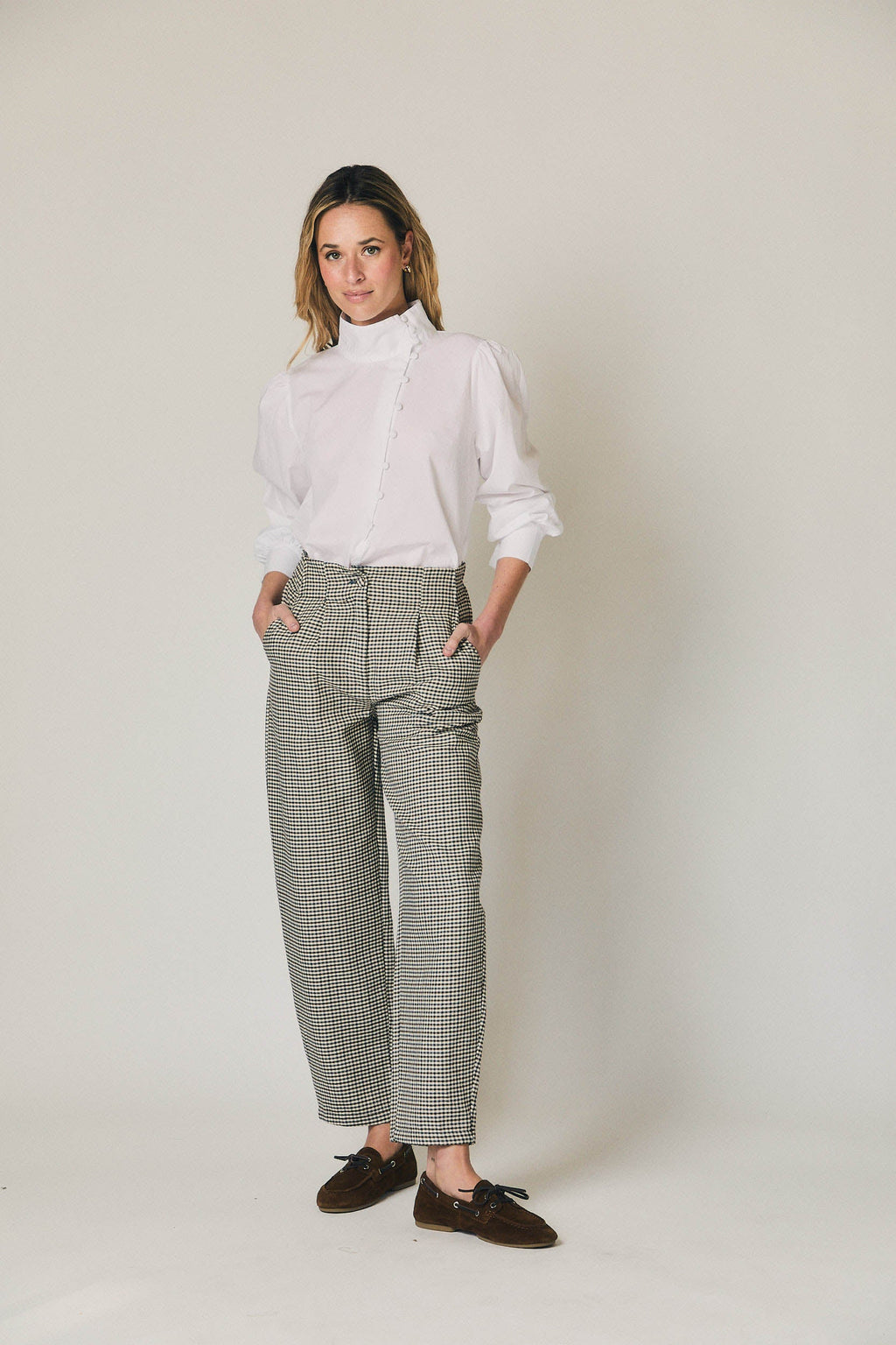 Pantalón de pinzas de cuadros azul marino