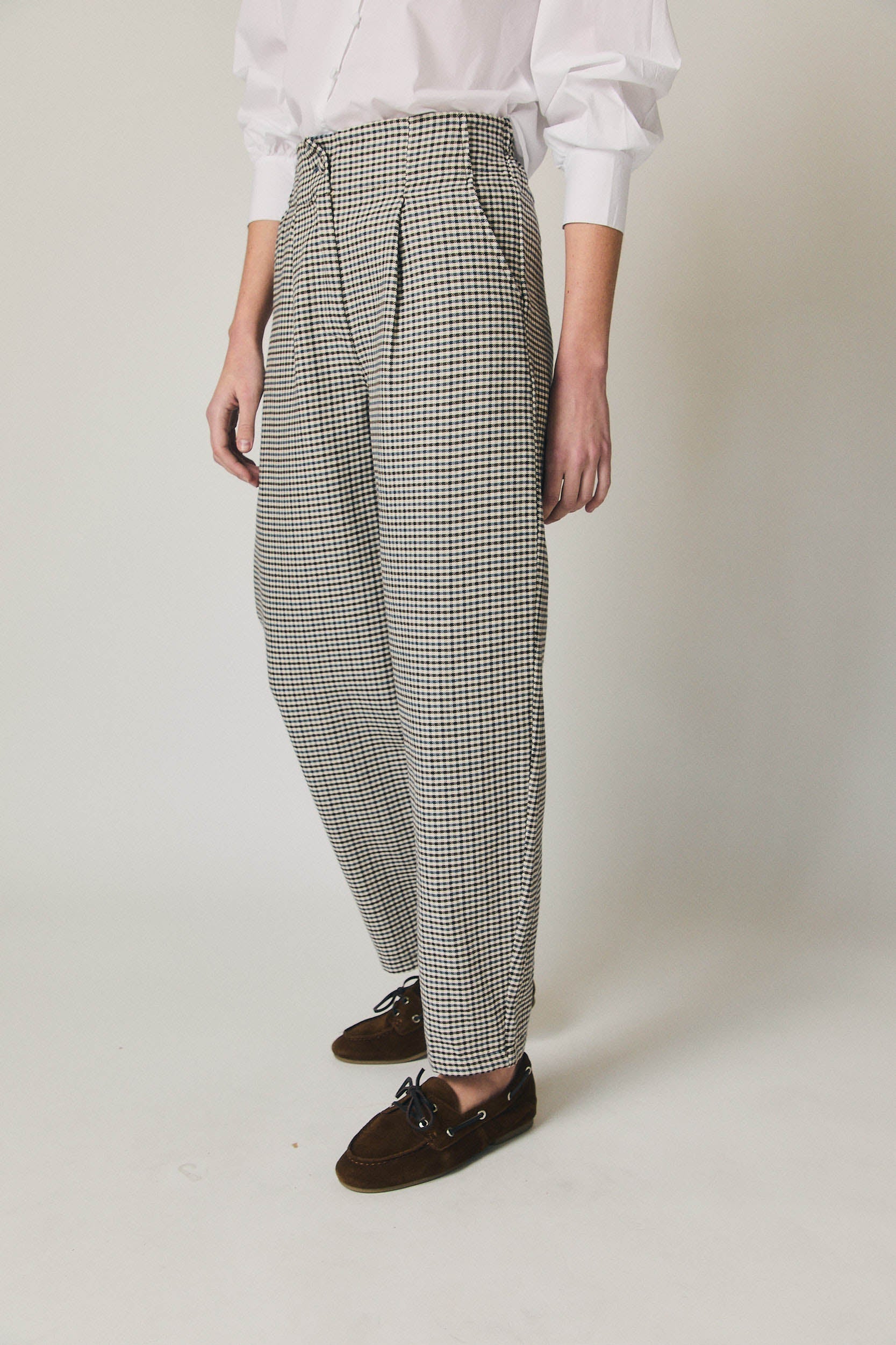 Pantalón de pinzas de cuadros azul marino
