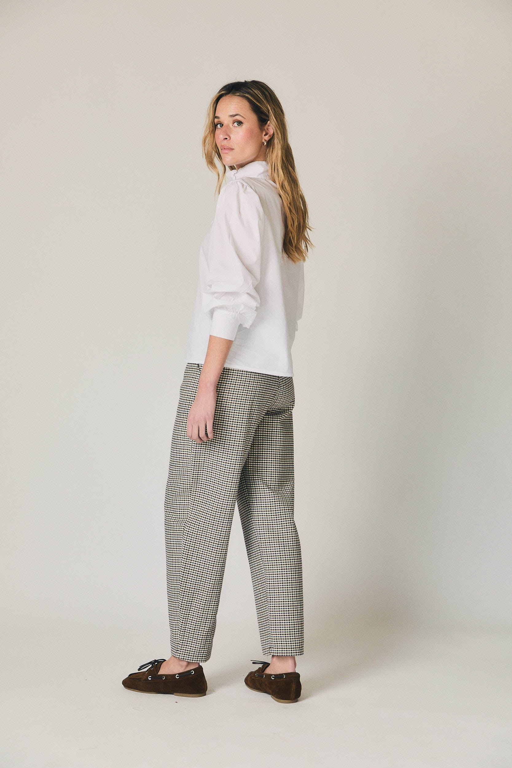 Pantalón de pinzas de cuadros azul marino