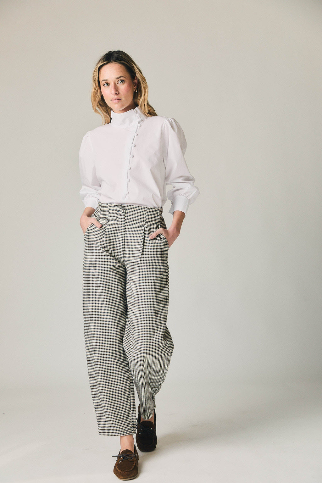 Pantalón de pinzas de cuadros azul marino