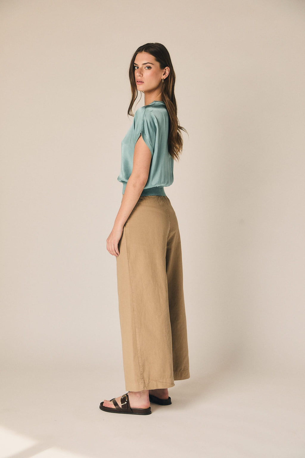 Pantalón cropped en color camel