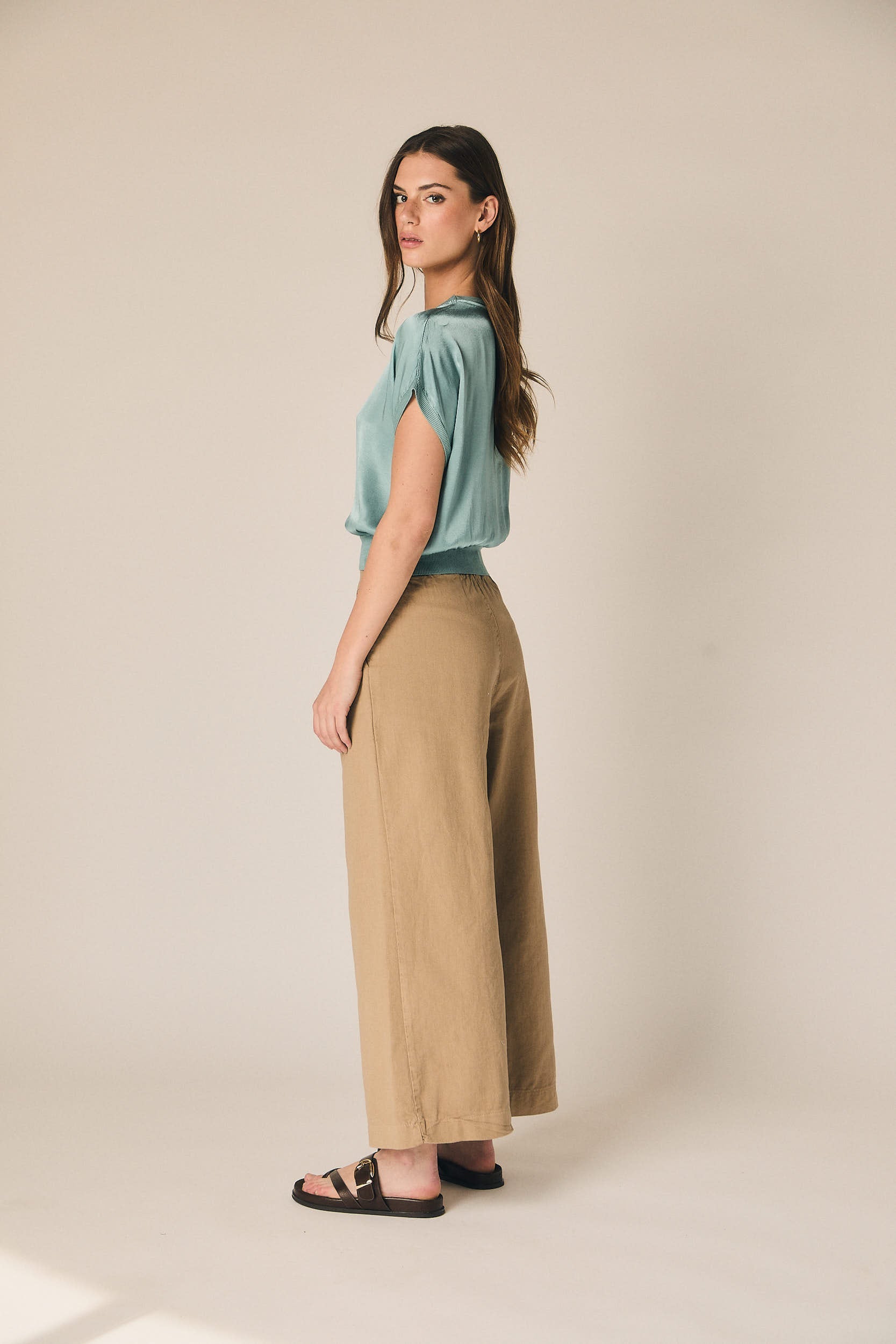 Pantalón cropped en color camel