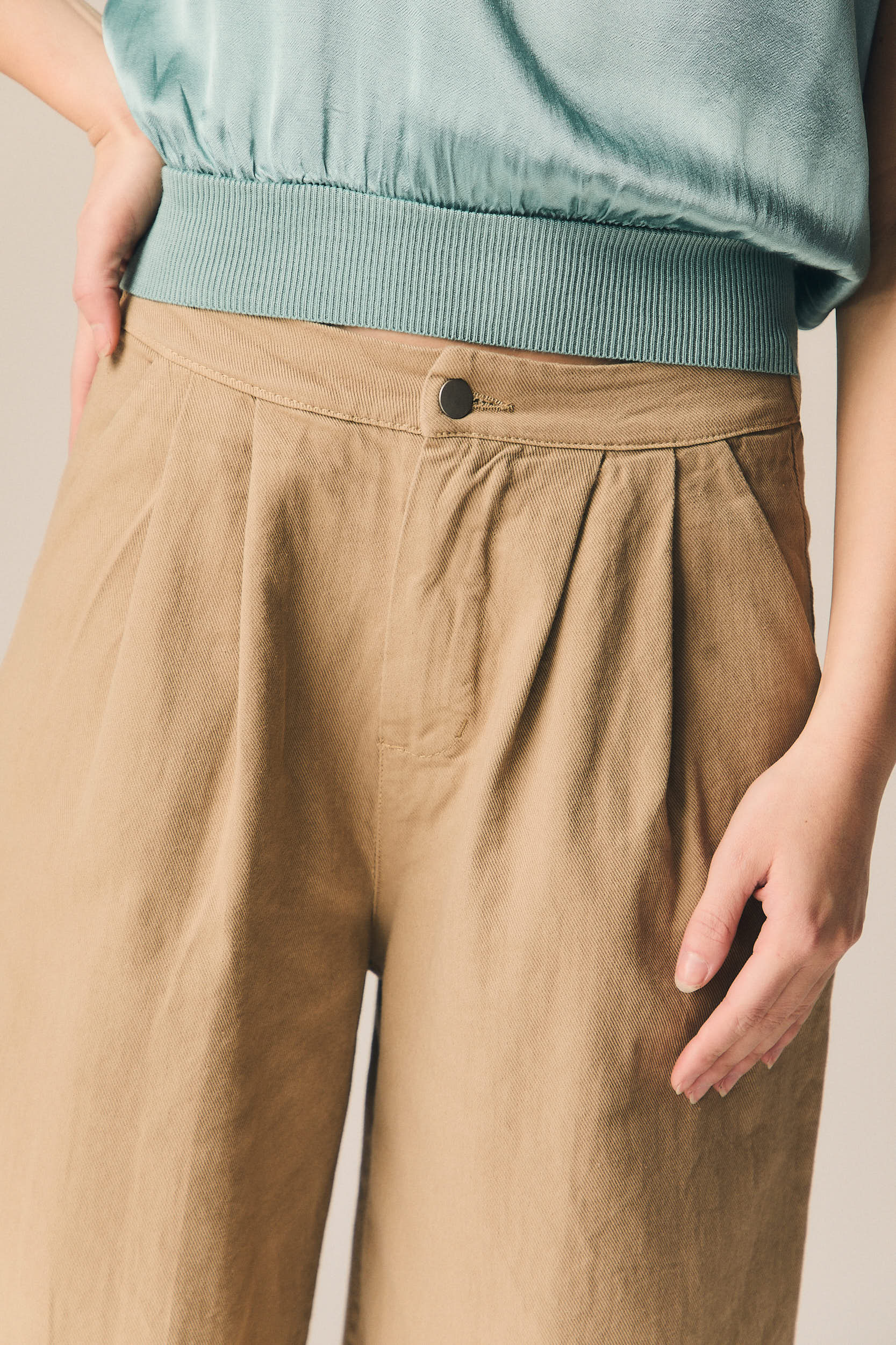 Pantalón cropped en color camel