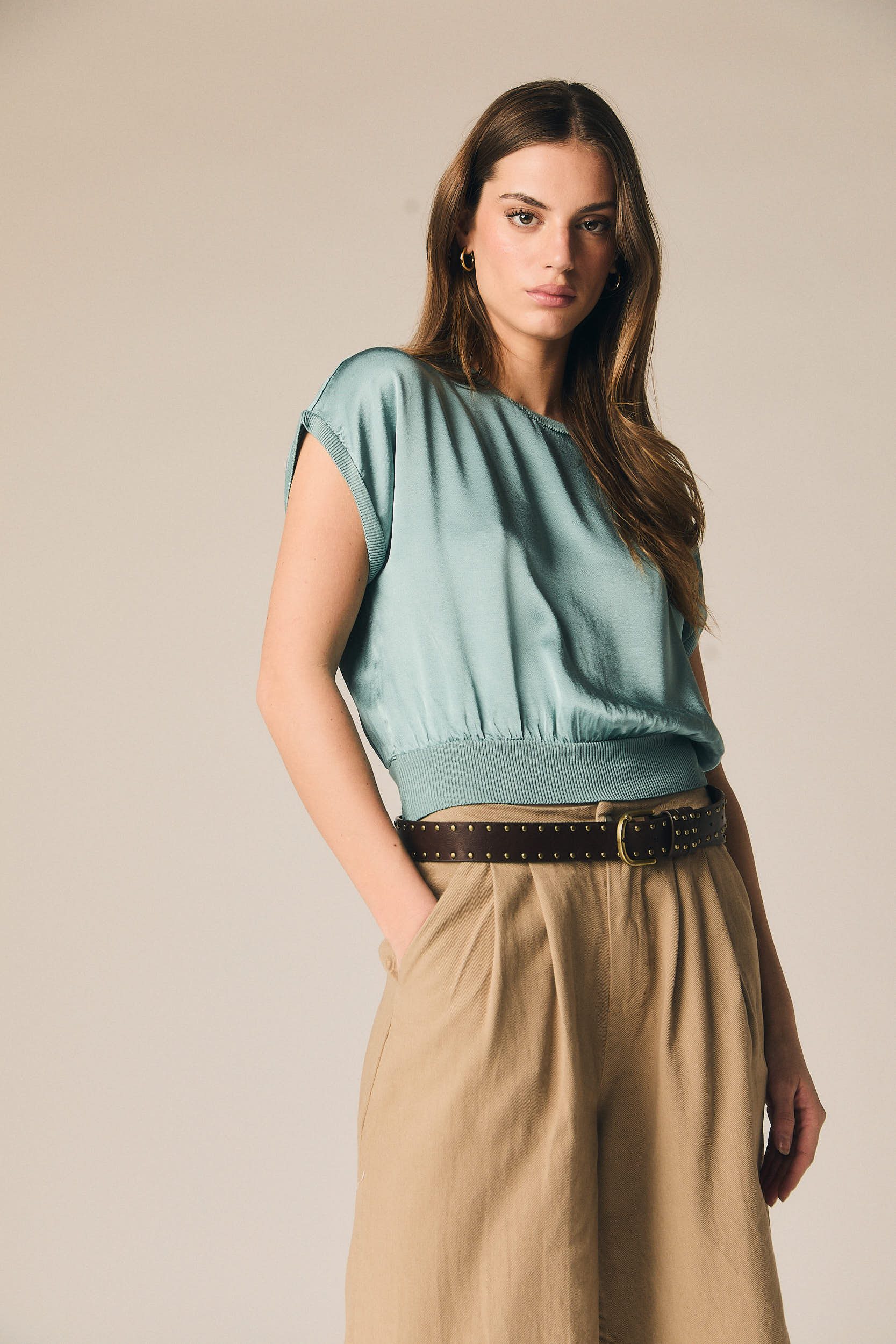 Pantalón cropped en color camel