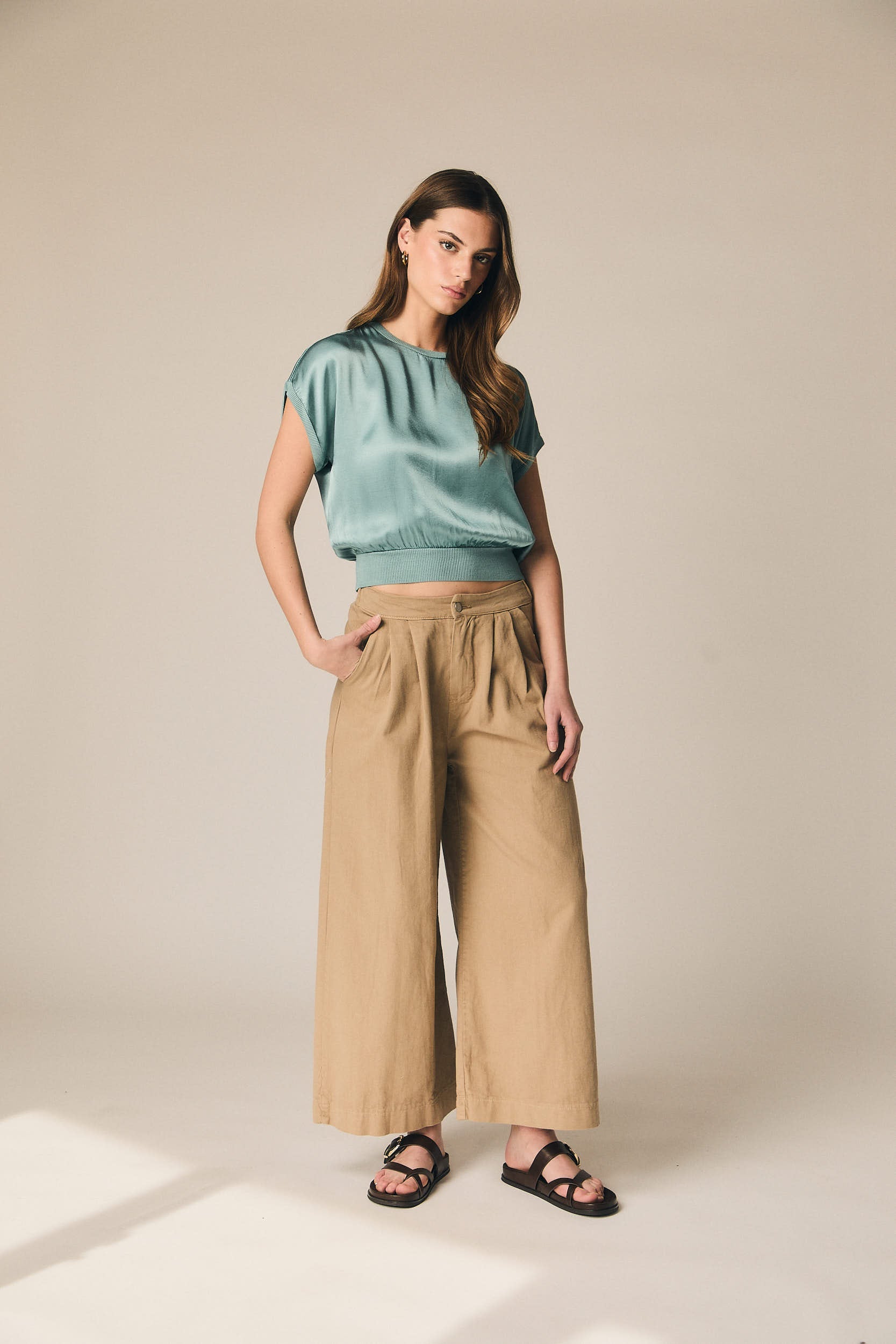 Pantalón cropped en color camel