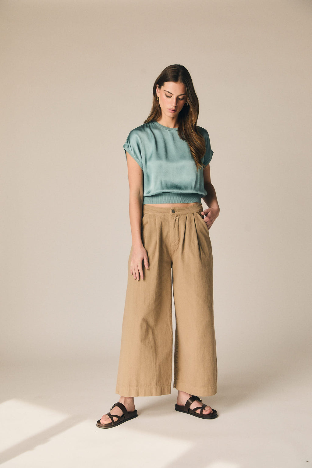 Pantalón cropped en color camel