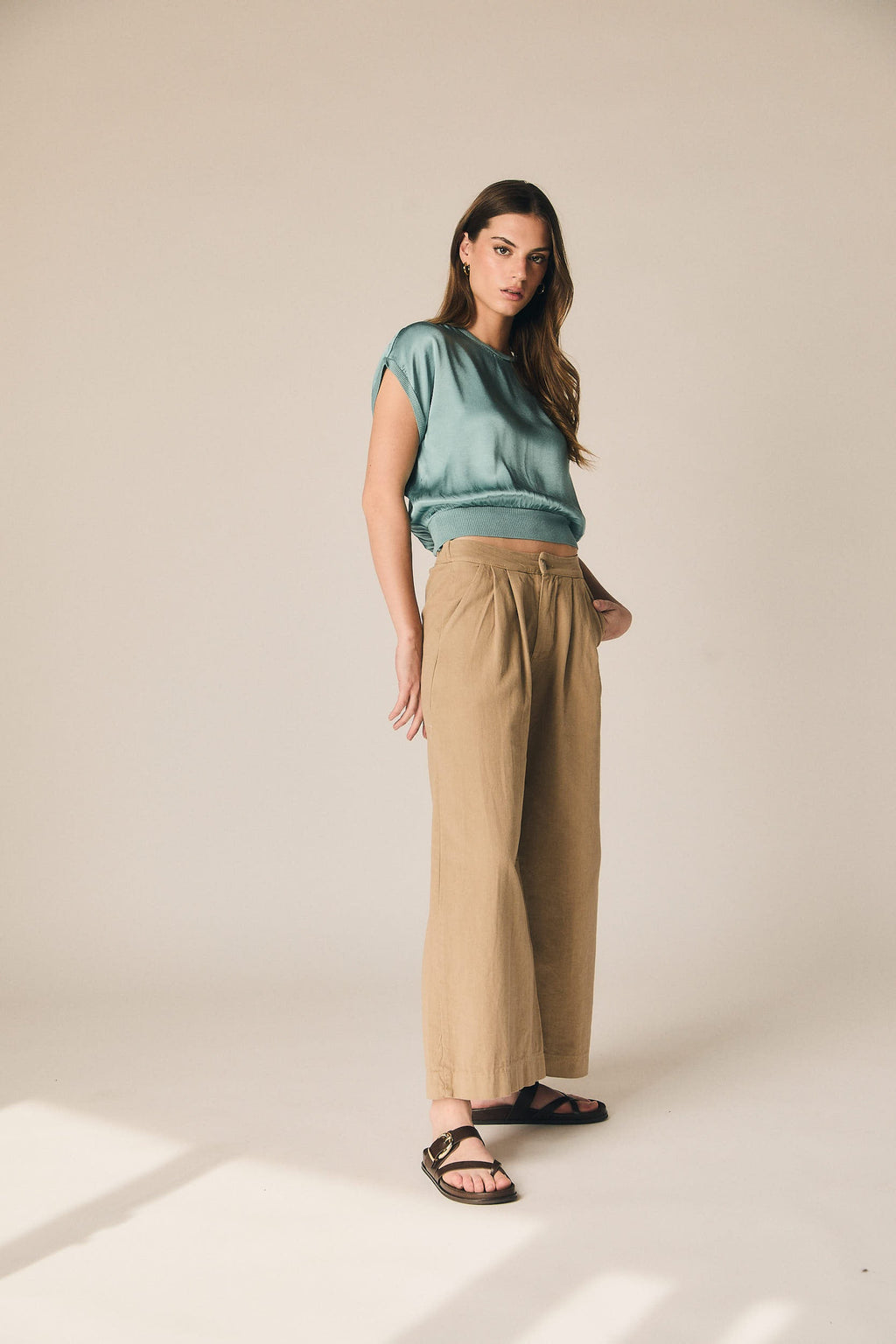 Pantalón cropped en color camel