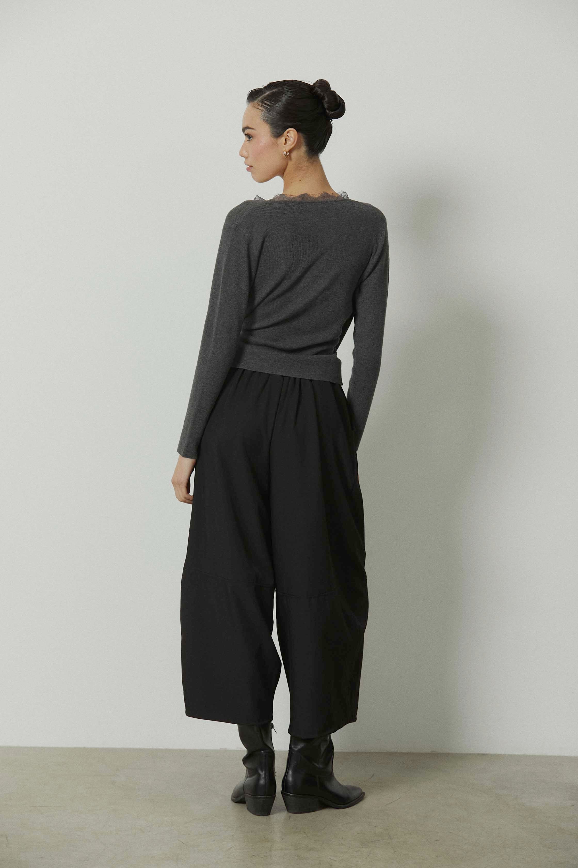 Pantalón recto ancho cropped negro