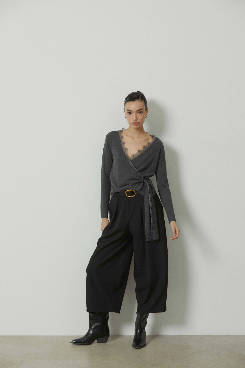 Pantalón recto ancho cropped negro