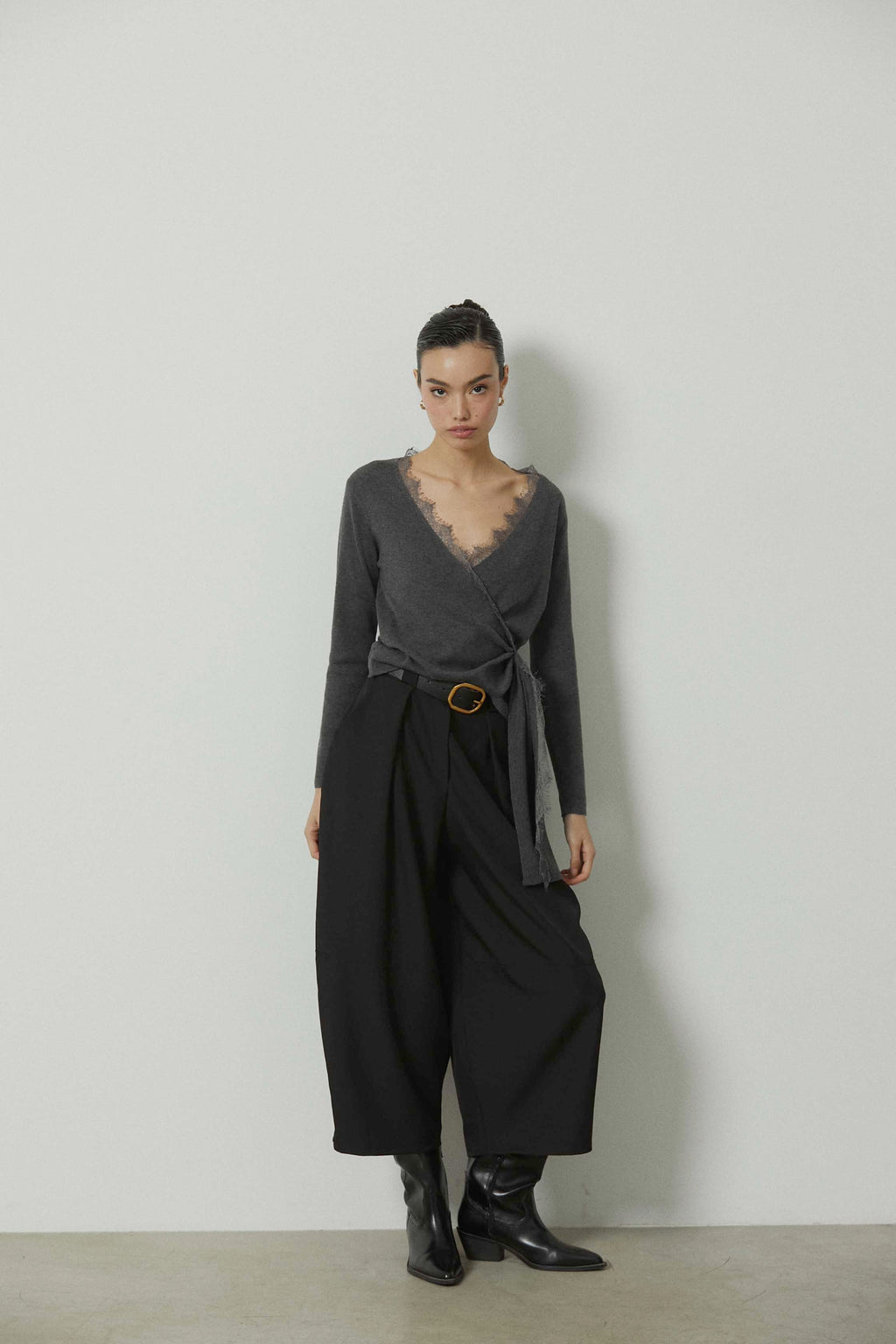 Pantalón recto ancho cropped negro